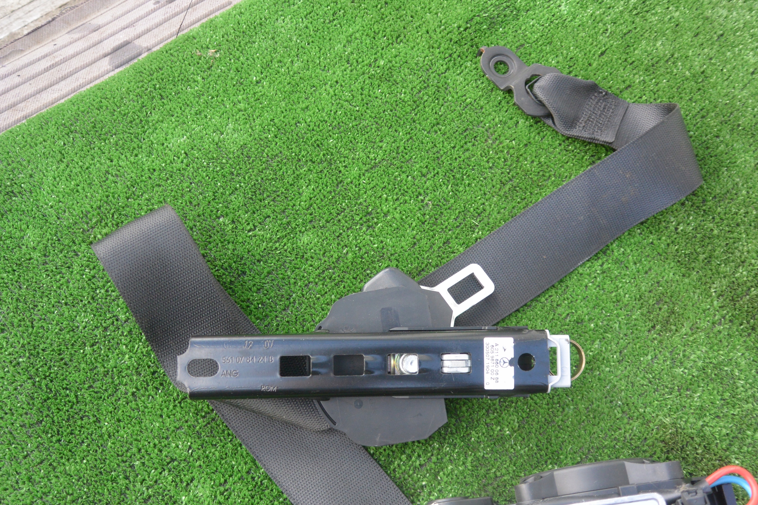 seat belt left right front MERCEDES E-class CLS W211 W219 LIFT