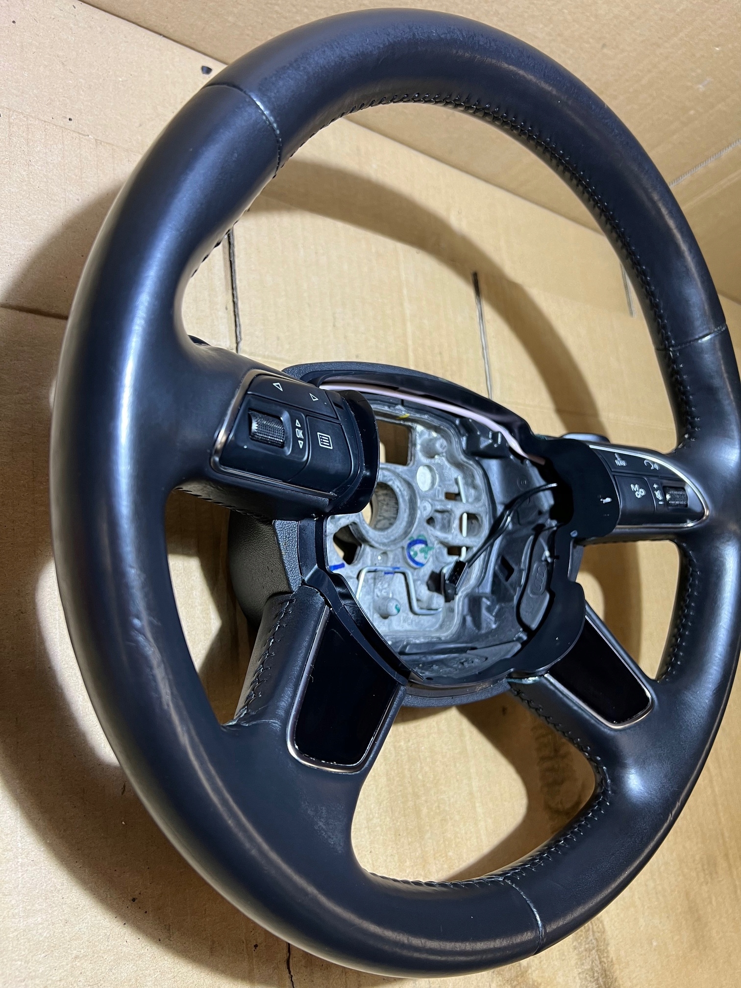 AUDI A8 D4 volant MULTIFUNKCJA s řazením kůže 4H0419091AB