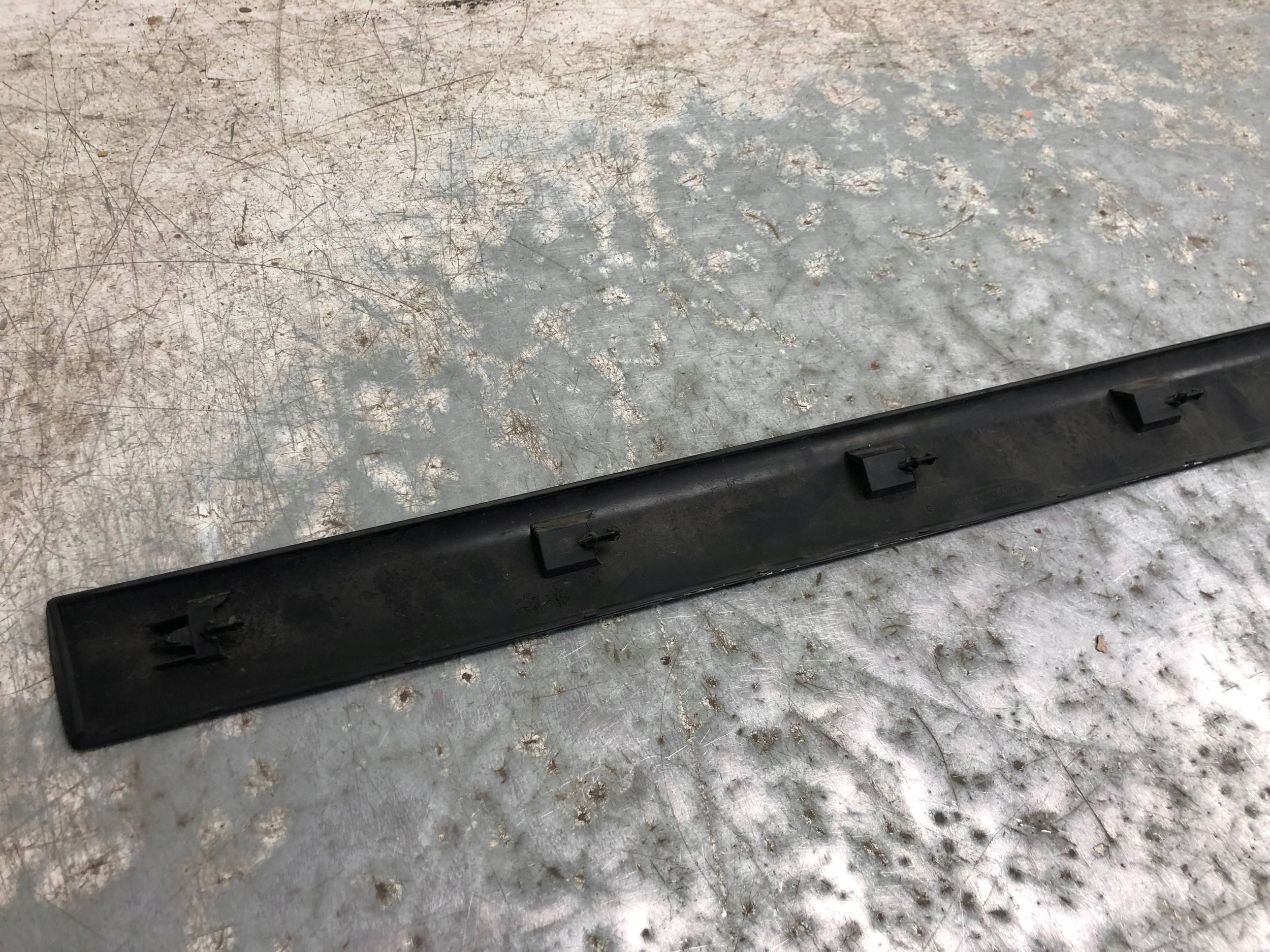 moulding door left front V6 24V RENAULT LAGUNA II 8200036020