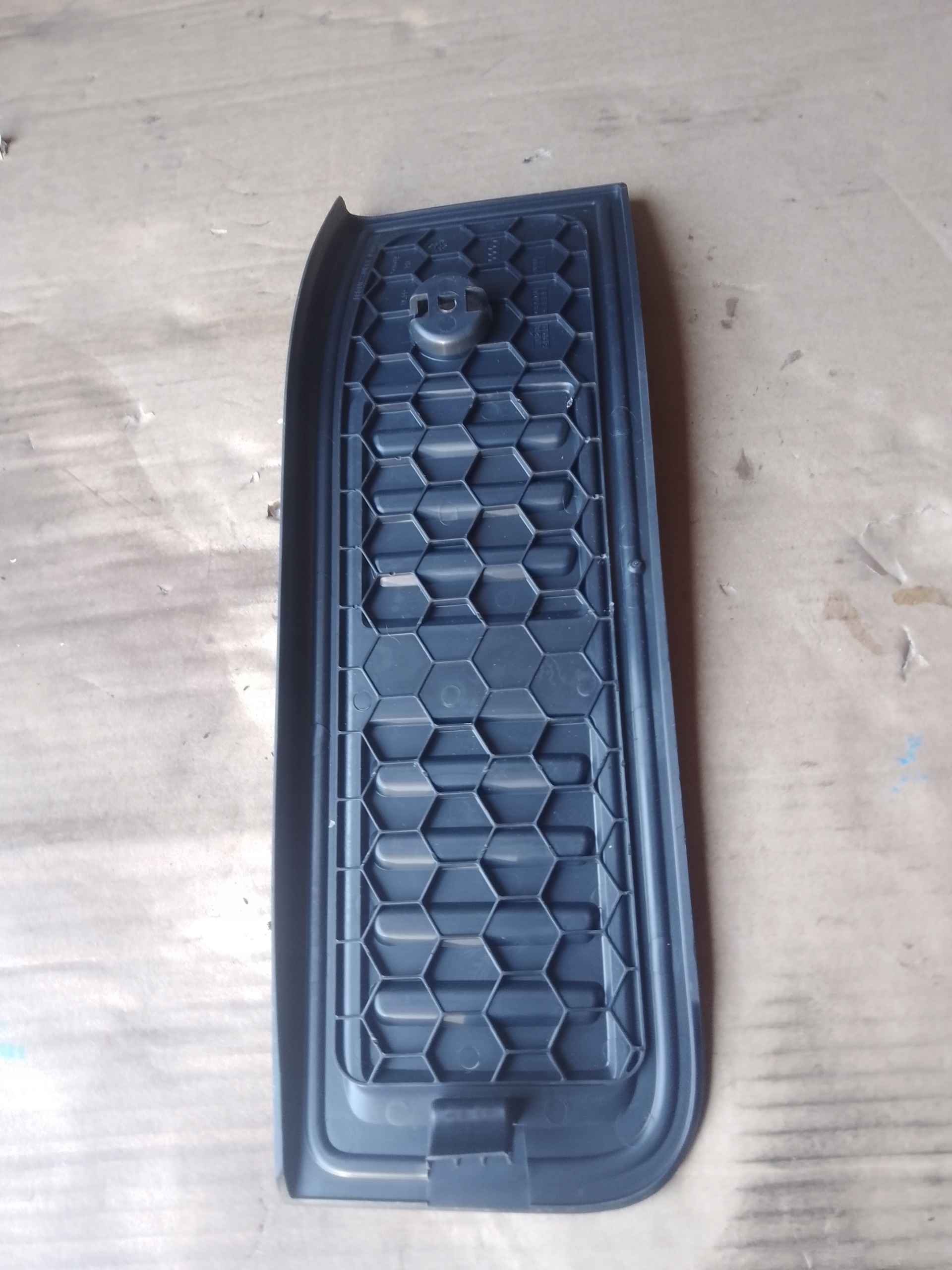 Podstopnica Podnozek AUDI A6 C8 4K1864777B