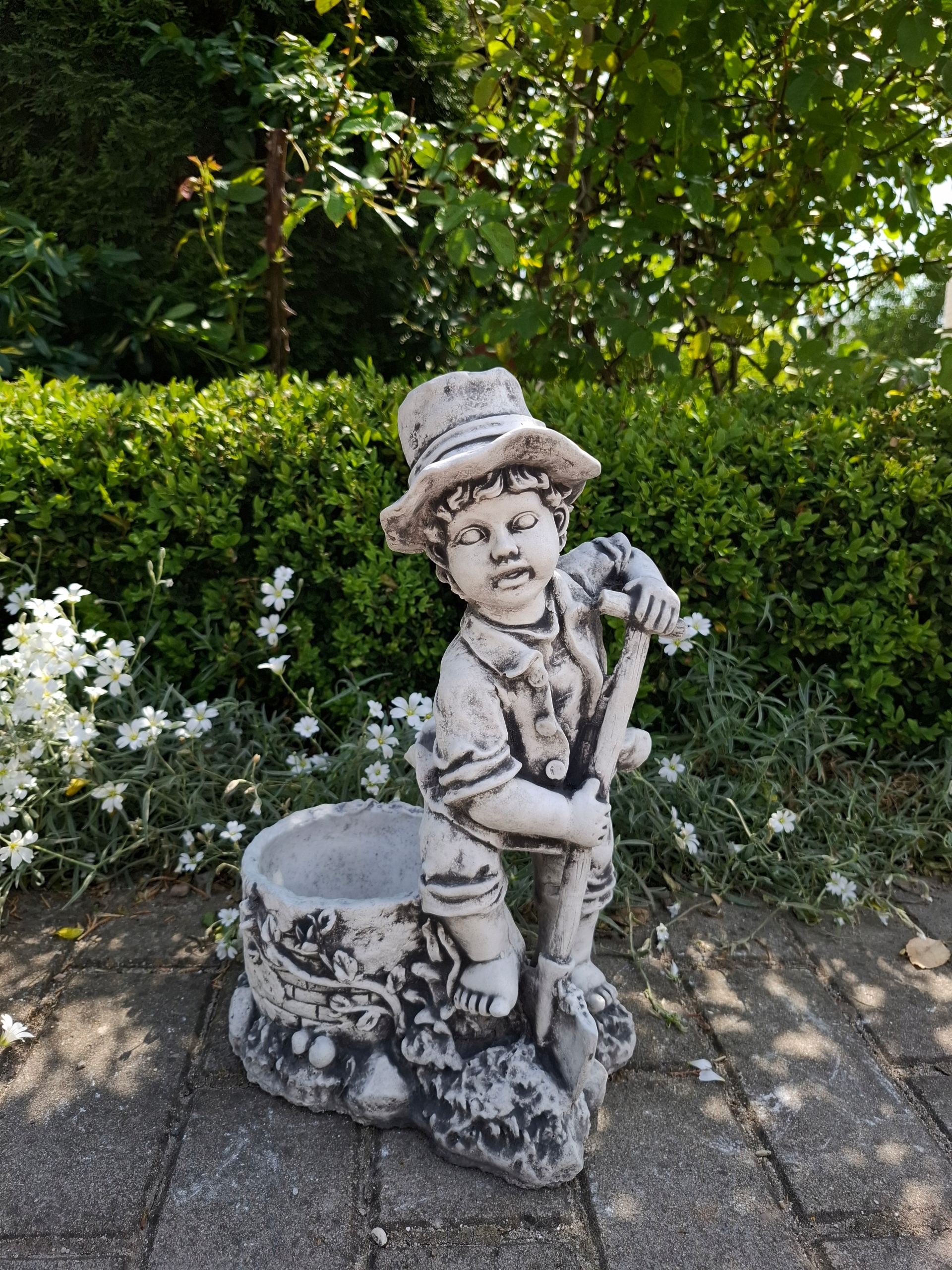 Betonová figurka Chlapec s zahradním květináčem