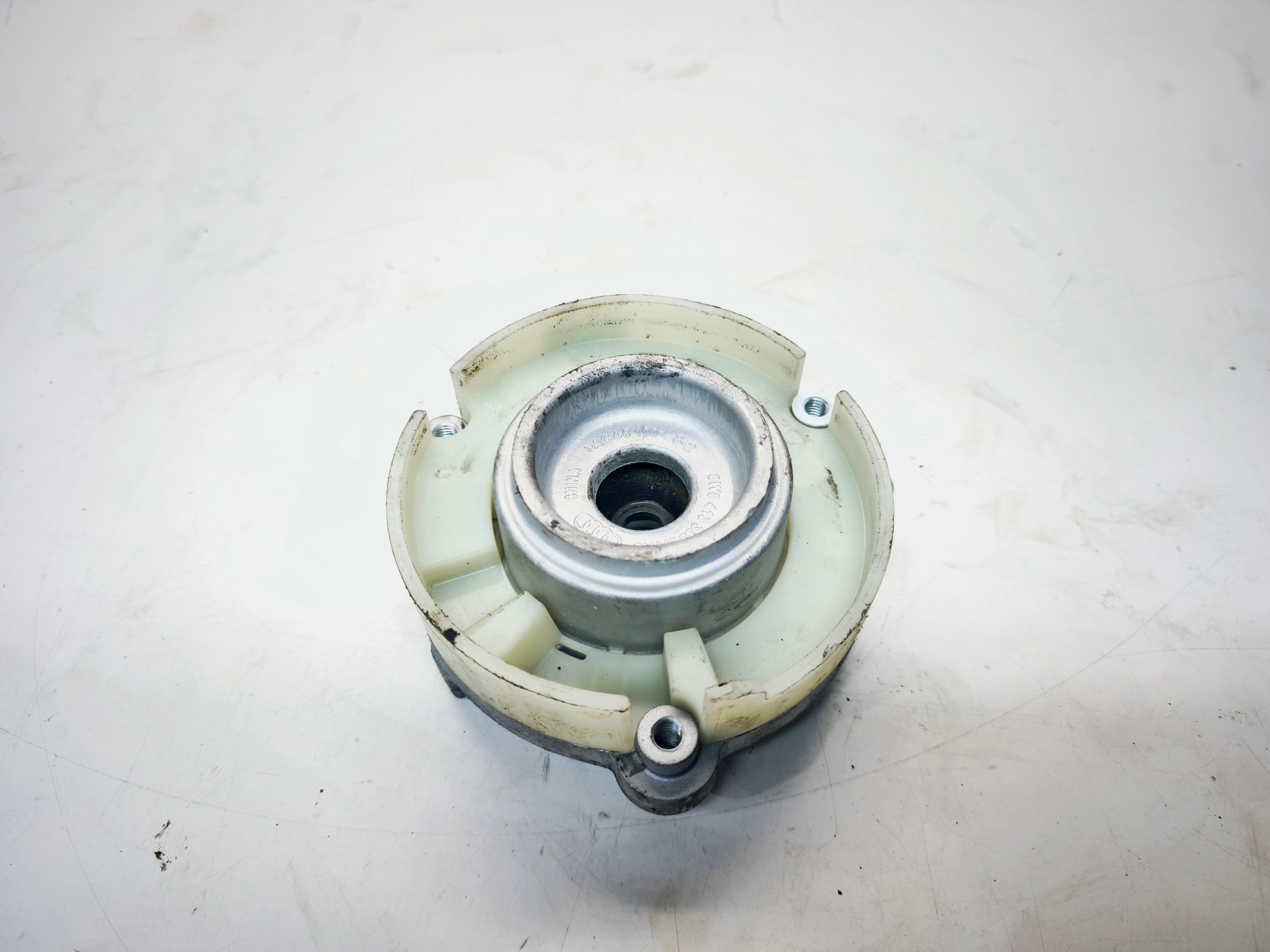 holder upper of a shock absorber left or right front A4 B9 A5 8W0413333B