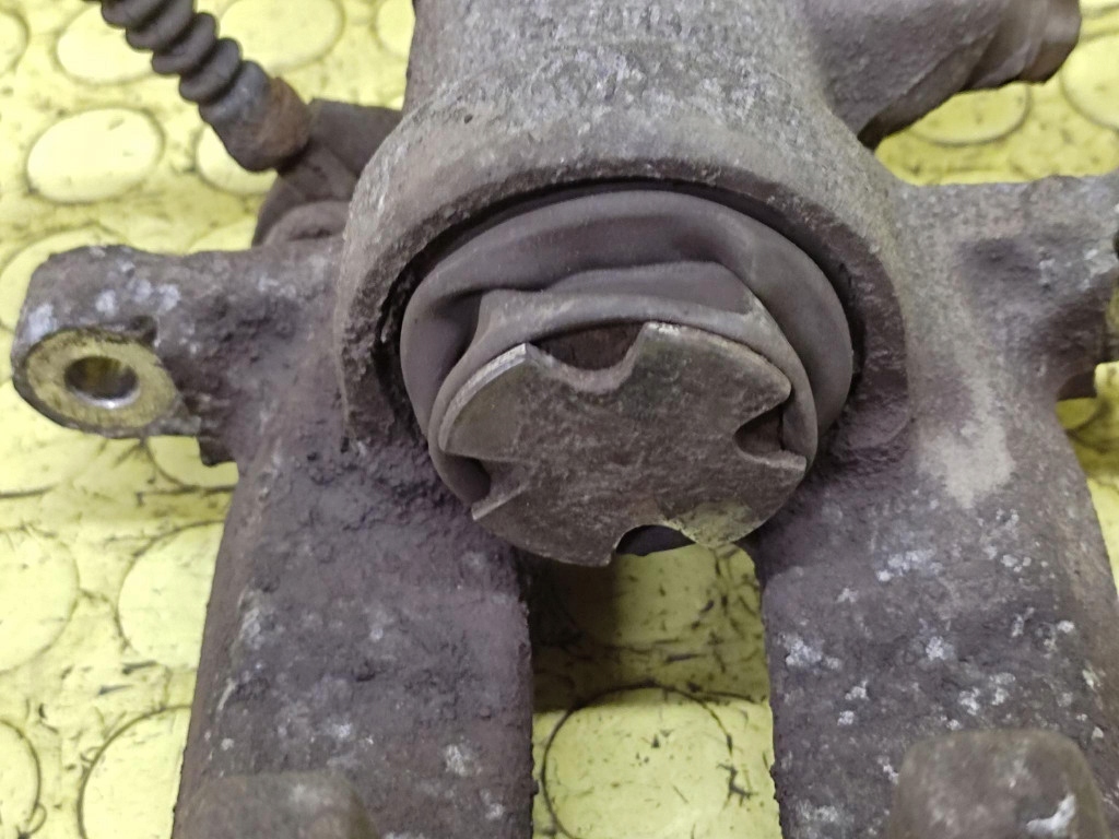 TOYOTA AURIS 2.0 caliper left rear part