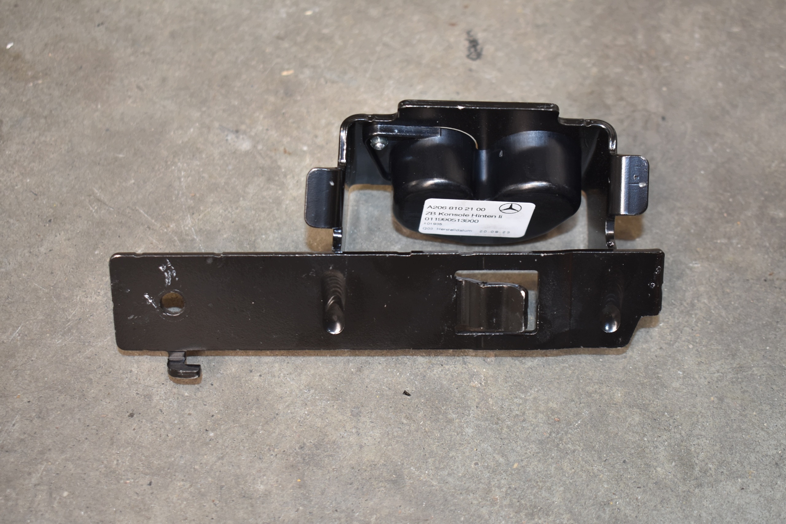 IDEALNE holder console left MERCEDES W206 1