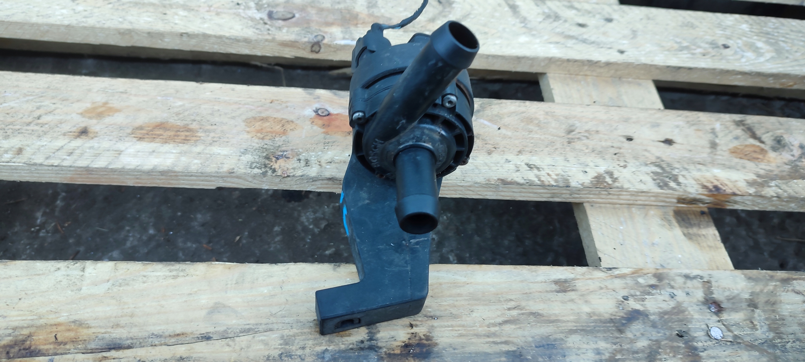 supplementary water pump jaguar xf and X250