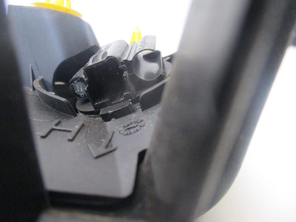 TRÓJKĄT OSŁONA LUSTERKA LEWA FORD KUGA MK1 Producent części Ford OE