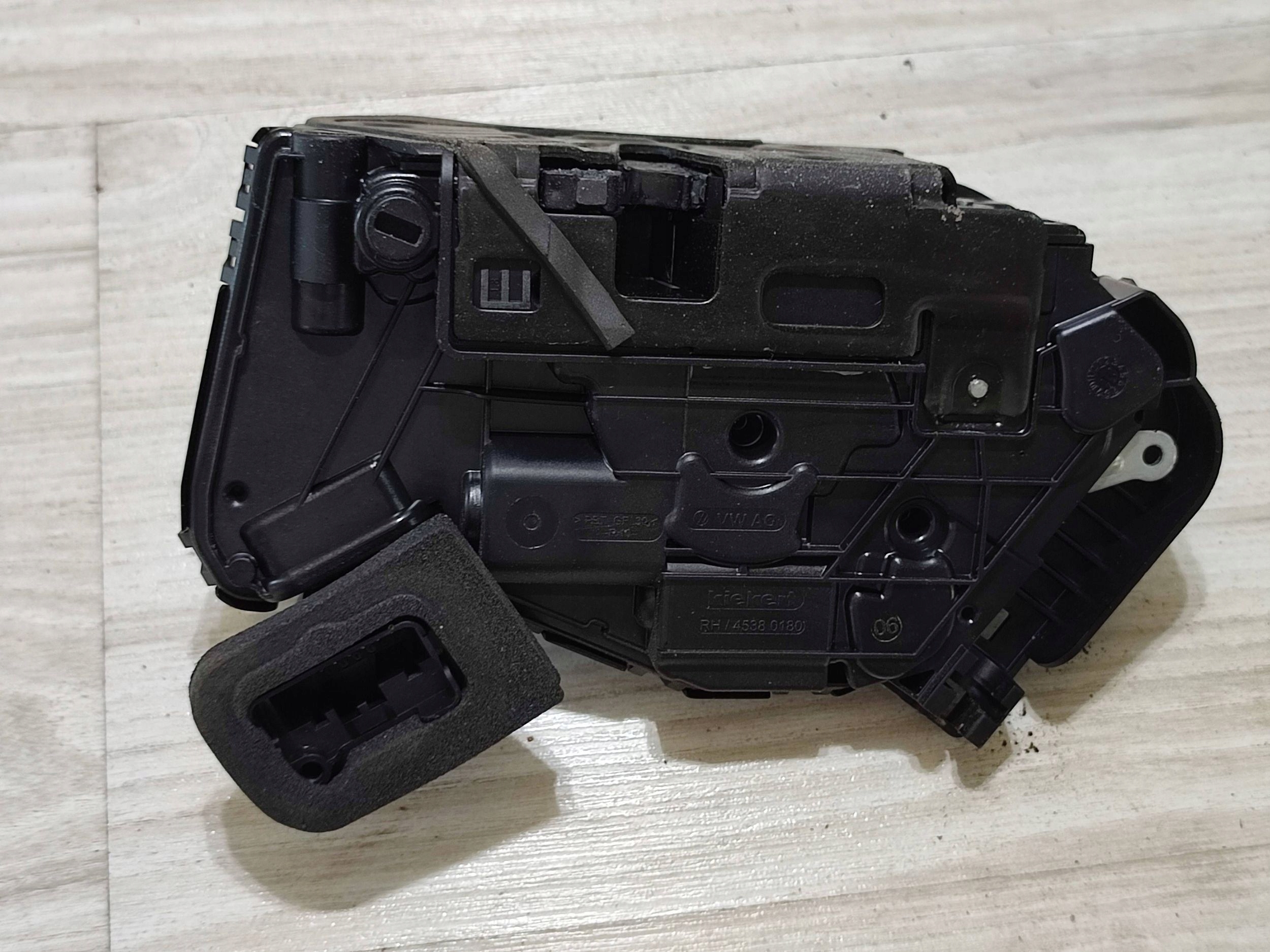 Skoda Scala 2020 rear part side right lock door tylnych