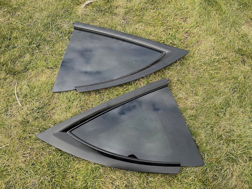 1621162-00-B - TESLA MODEL Y СТЕКЛО КУЗОВА ЗАДНЕЕ ЛЕВОЕ