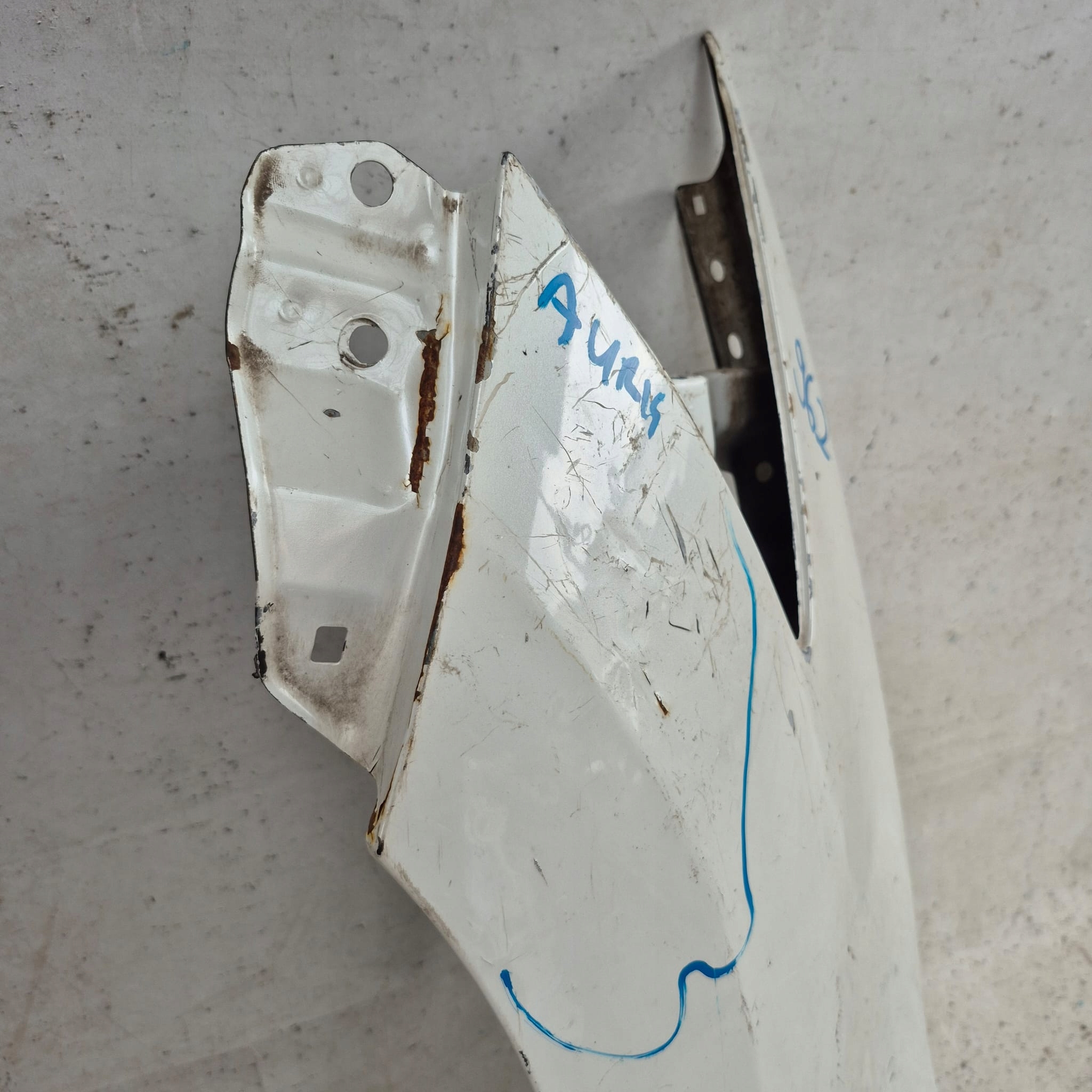 TOYOTA AURIS and 1 LIFT 09-13 fender front front left