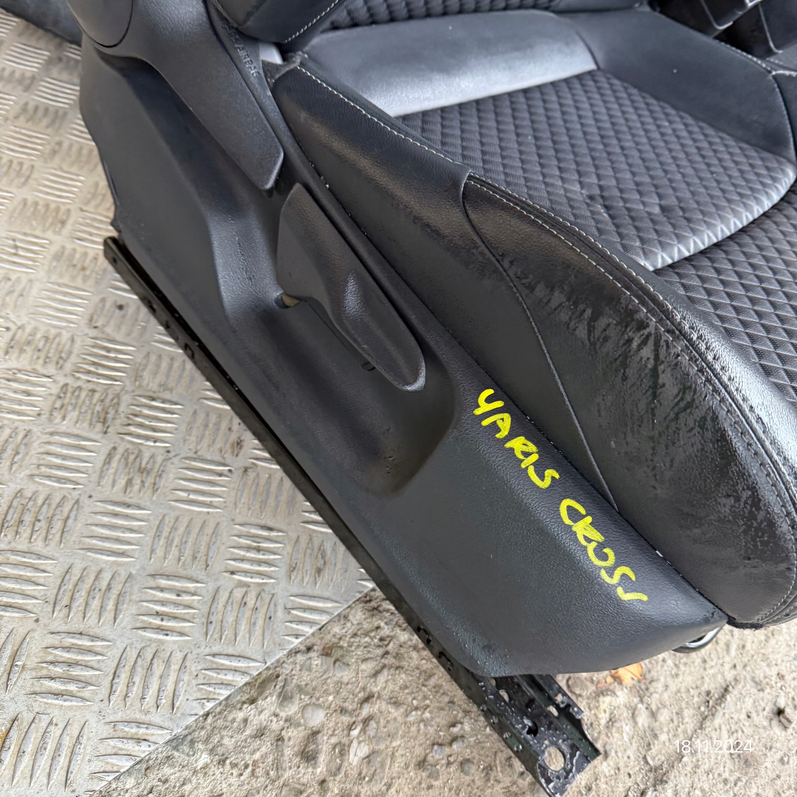 SITZE HALBLEDER KOMPLET TOYOTA YARIS CROSS