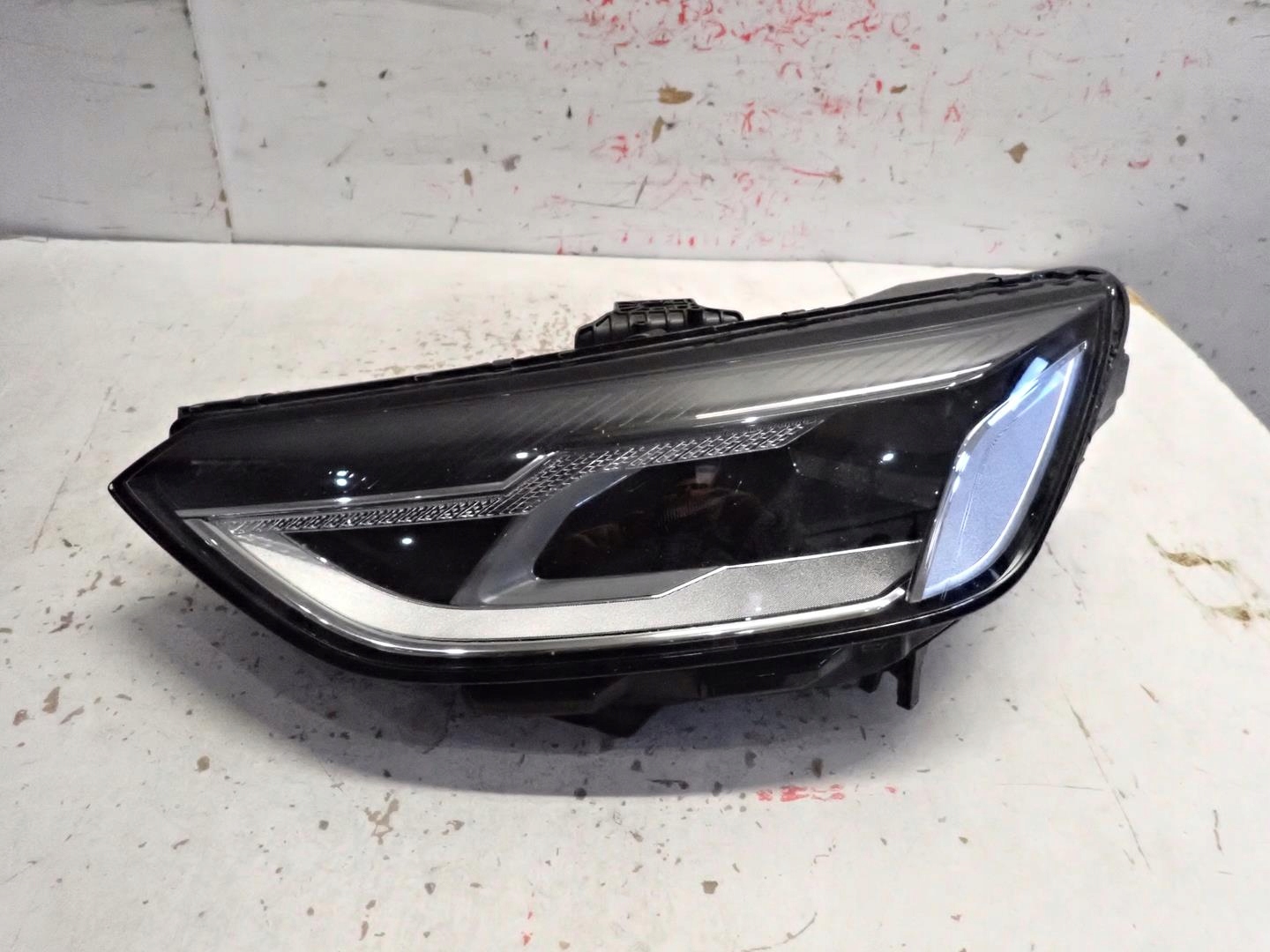 light front front left AUDI A4 B9 LIFT 2019- FULL LED 8W0941011