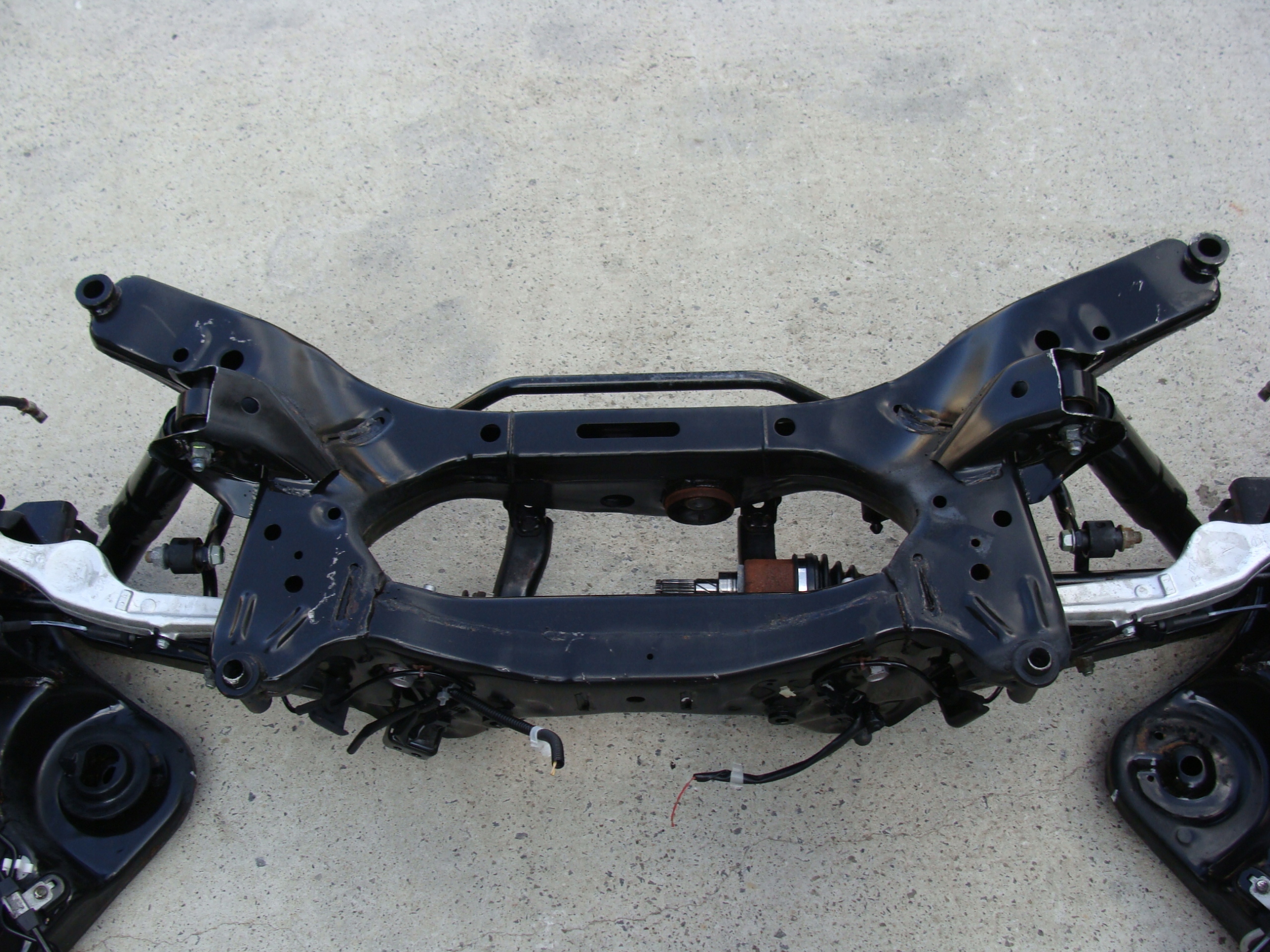 ZAWIESZENIE TYLNE NISSAN X-TRAIL T32 4WD 4X4 AWD 2.0 DCI Jakość części (zgodnie z GVO) O - oryginał z logo producenta pojazdu (OE)