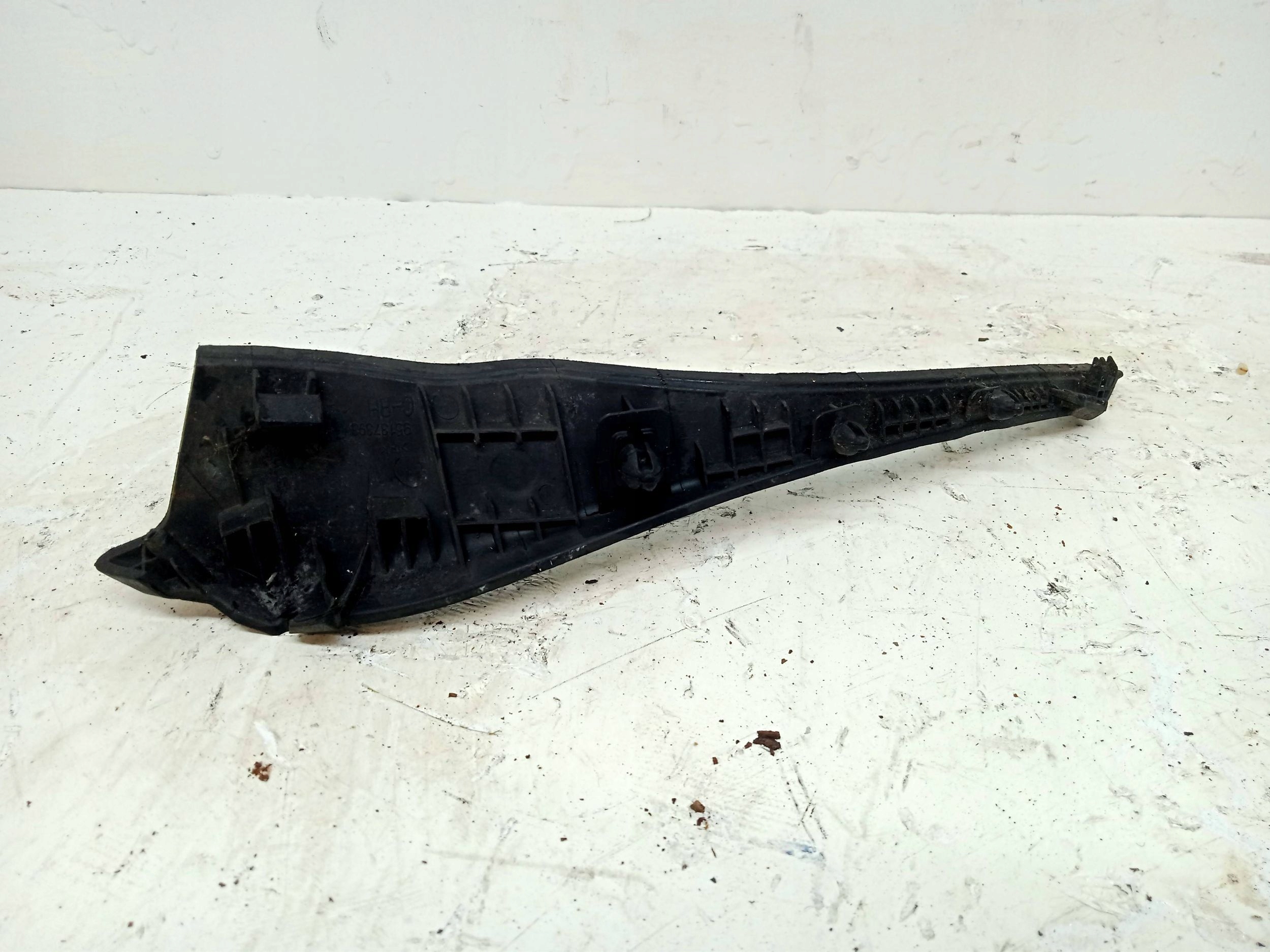 CHEVROLET TRAX pipe end under the window under the window right 95137393 2013R