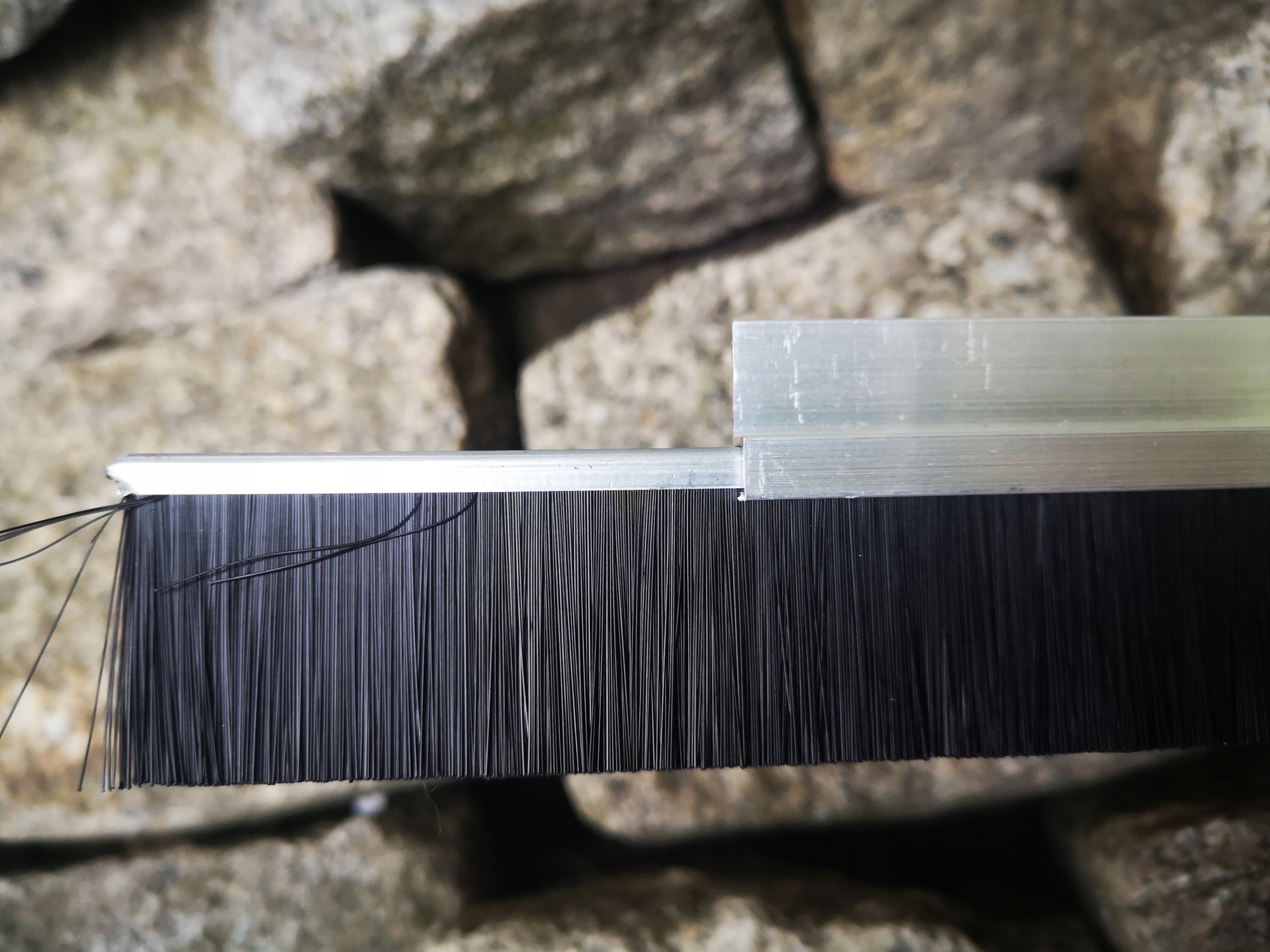 LISTWA DRZWIOWA USZCZELNIAJĄCA SZCZOTKOWA 1M 24MM Długość (cm) 100 cm