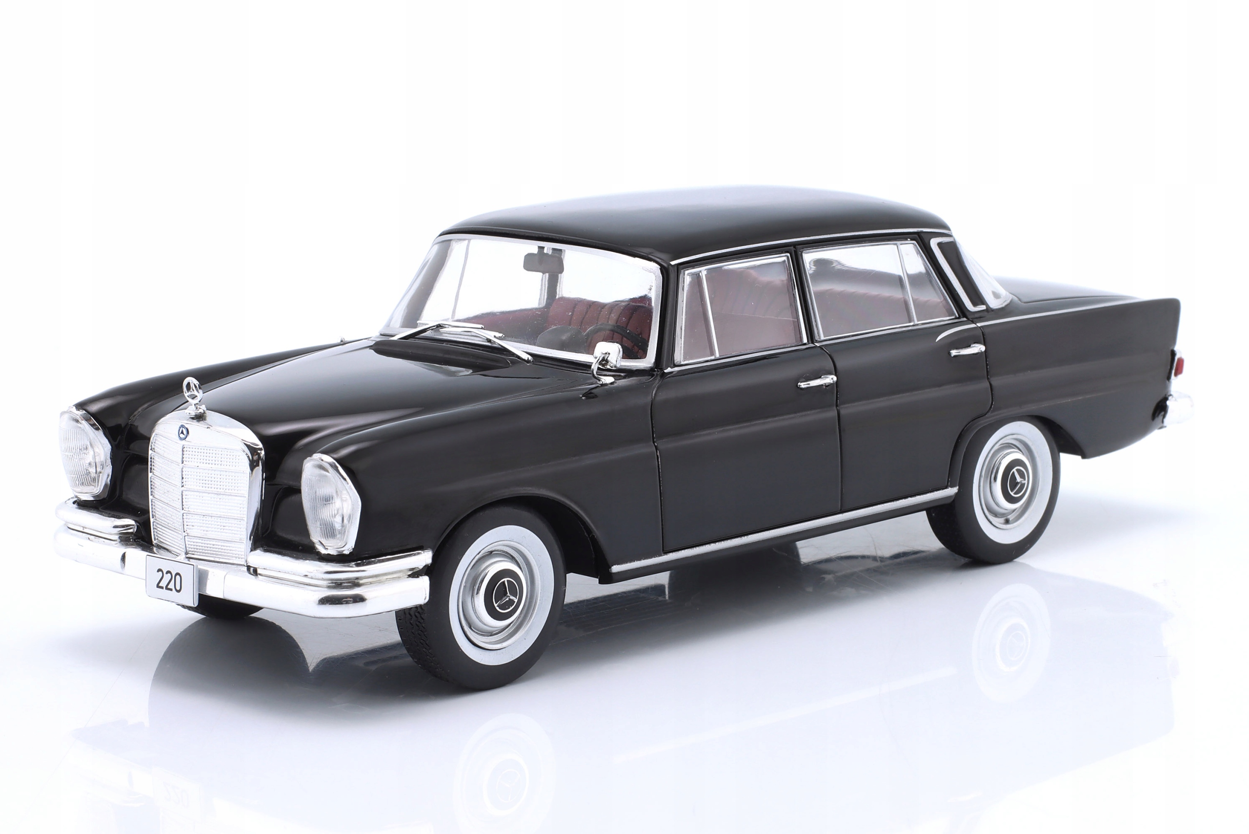 Mercedes-Benz 220 (W111) 1959 Černý WhiteBox 1:24 Model Auta WB124210