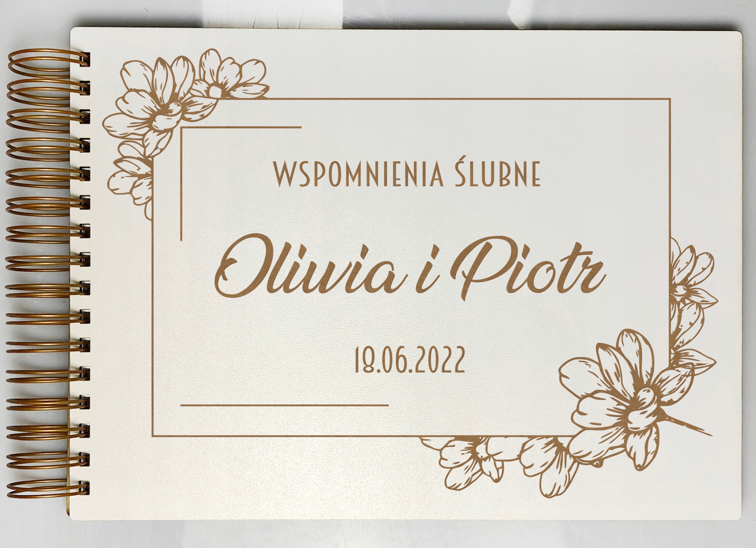 DREWNIANY ALBUM NA ZDJĘCIA PREZENT NA ŚLUB DLA PARY MŁODEJ GRAWER Rodzaj albumu album tradycyjny (zdjęcia wklejane)