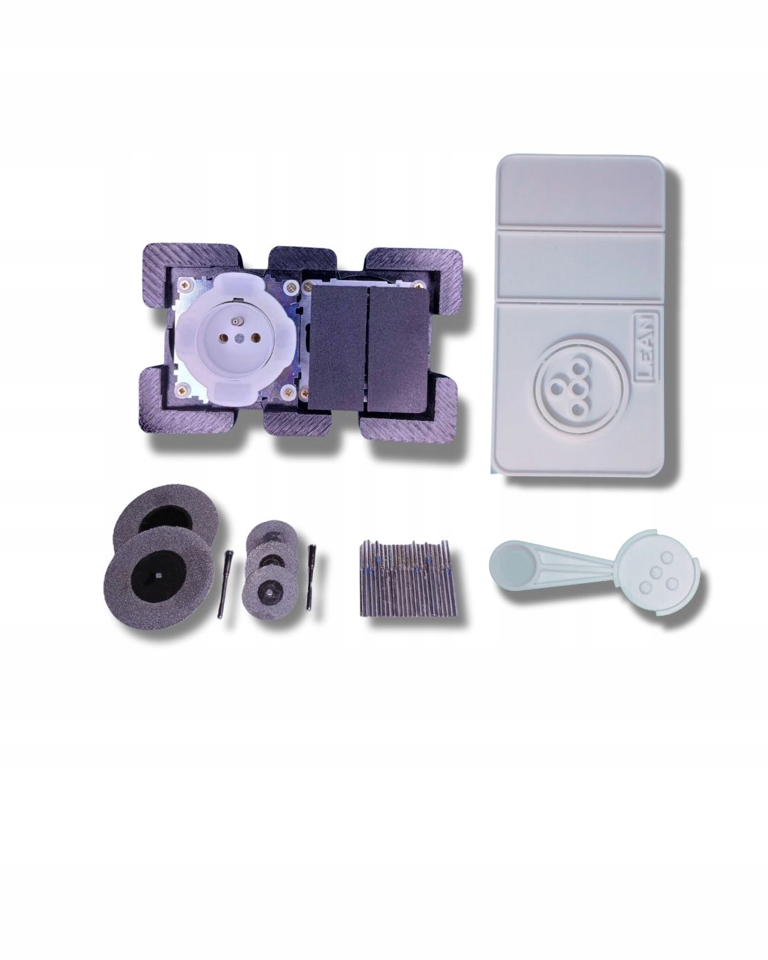 Skrytá zásuvka a dvojitý naddoskový spínač do kuchyne pre svetlé dlaždice