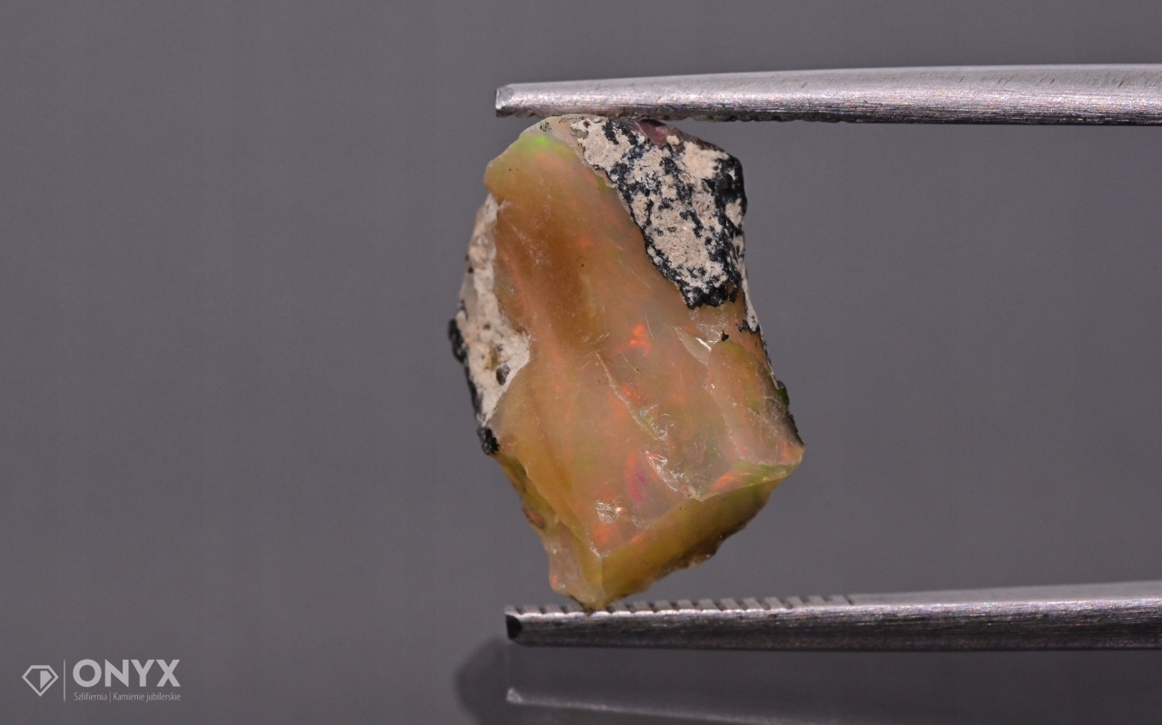 Opal z Etiopie hrudka 11,5x9 mm
