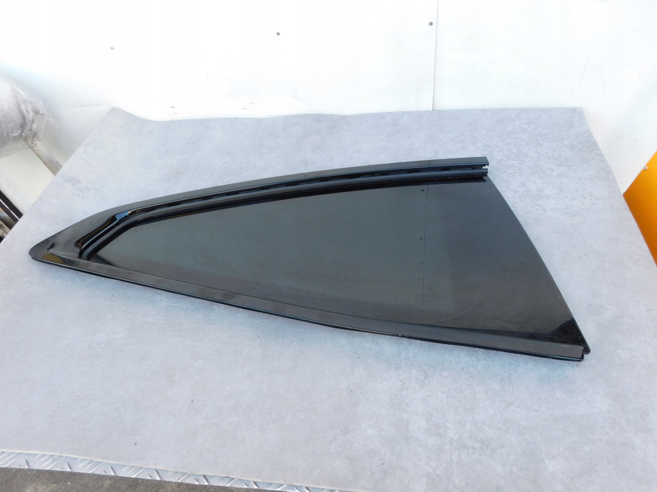 window right rear z dekorem trojkat BMW G22 Coupe original z frame