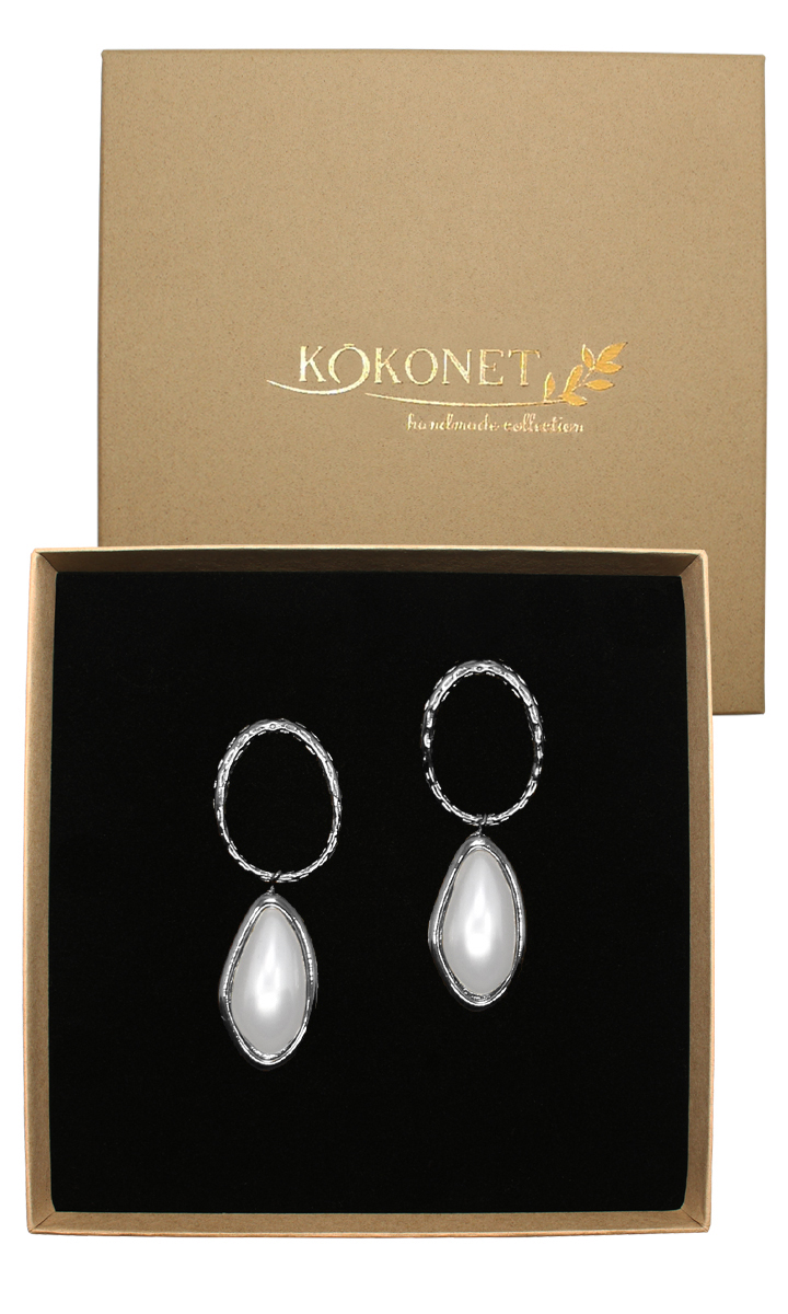 Elegantní náušnice perleťové stříbrné kruhy oválné podlouhlé závěsné módní glam