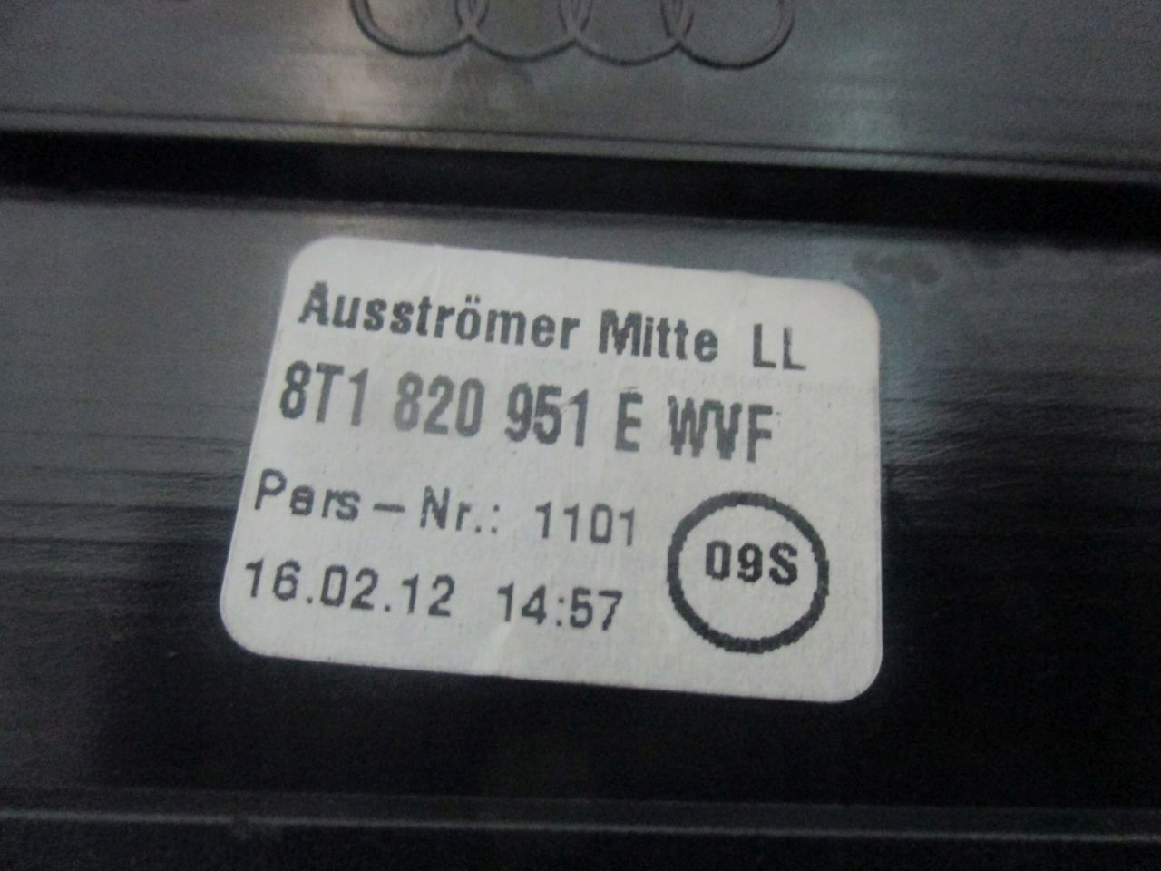 AUDI A4B8 KRATKI des lüfters SRODKOWE 8T1820951E