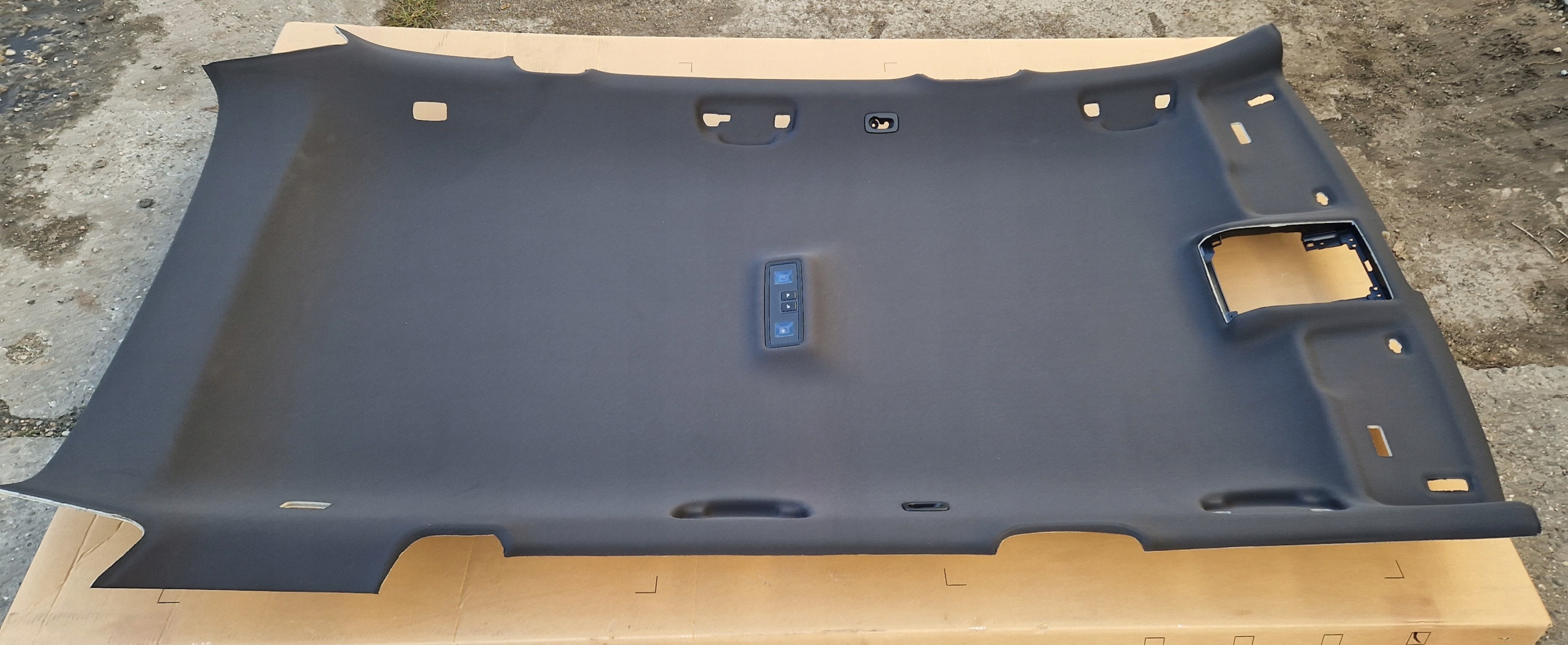 PODSUFITKA SKODA SUPERB III KOMBI 3V9867501S CZARNA IDEAŁ