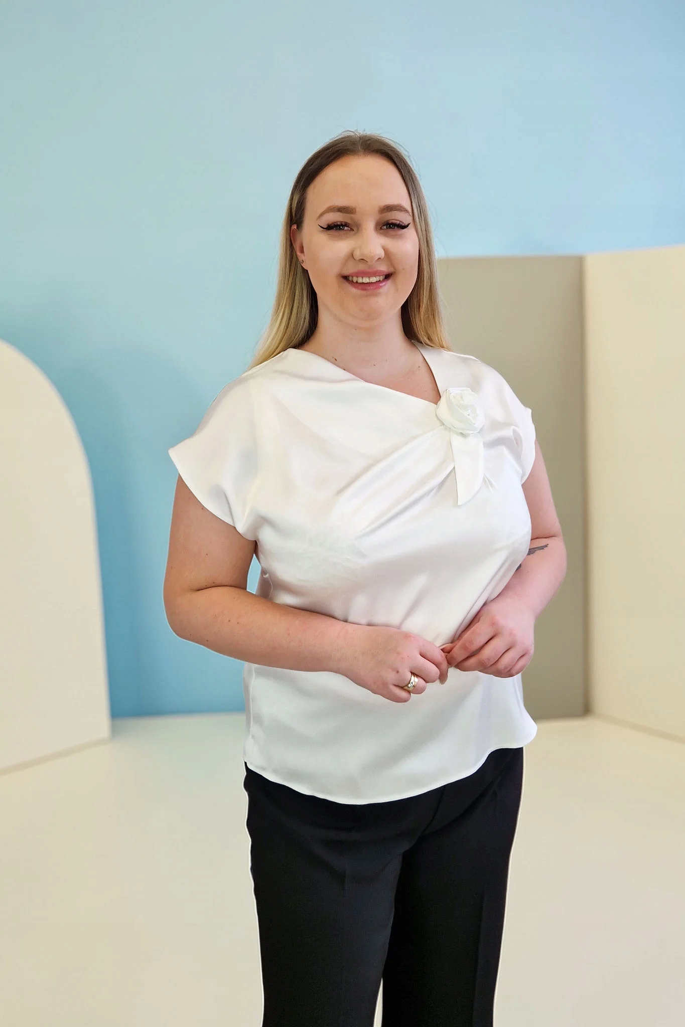 Elegantní dámská atlasová halenka s růží Ecru 48/50