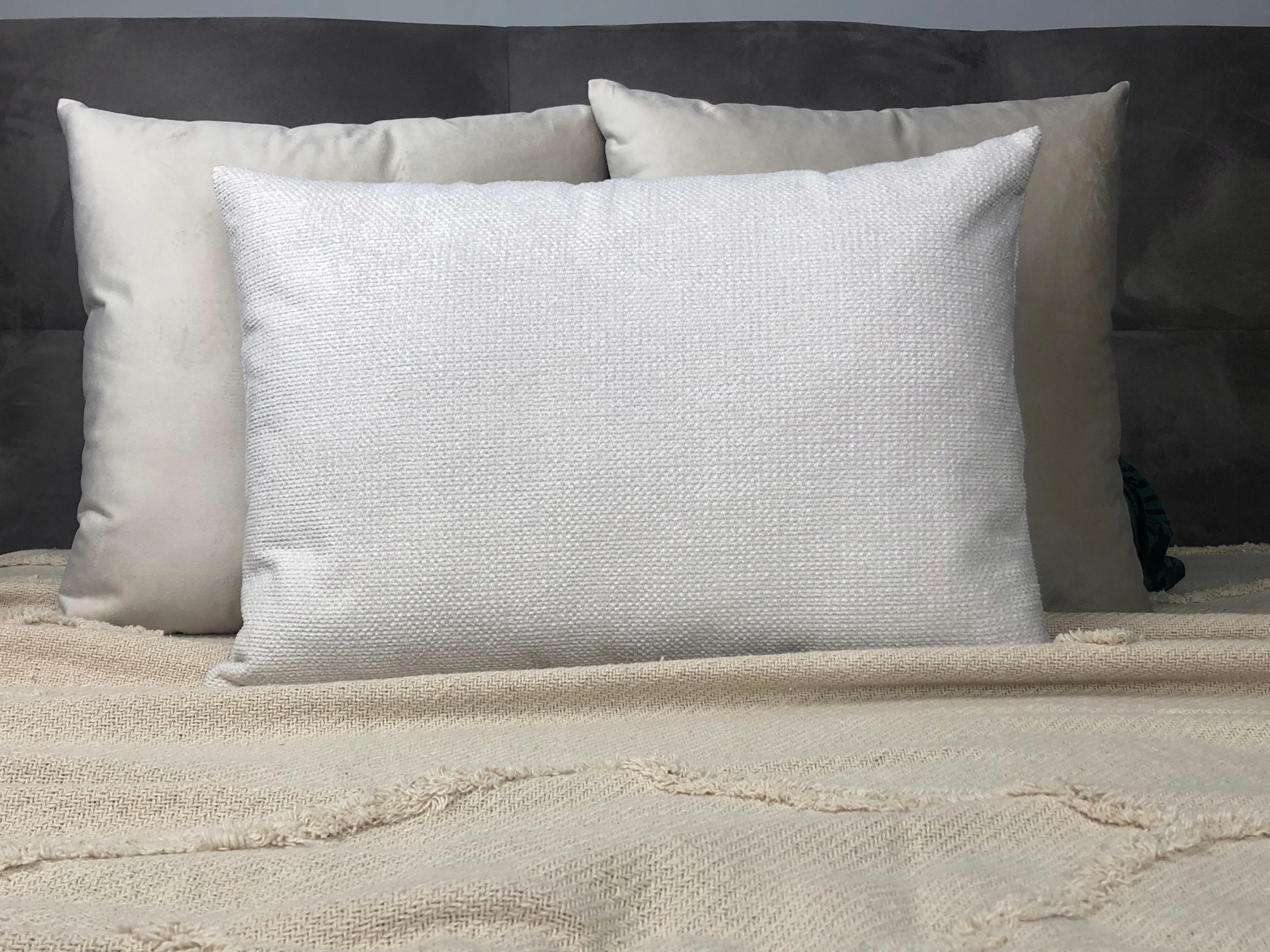 POSZEWKA BEŻOWA WELUR VELVET 60x60 Marka inna