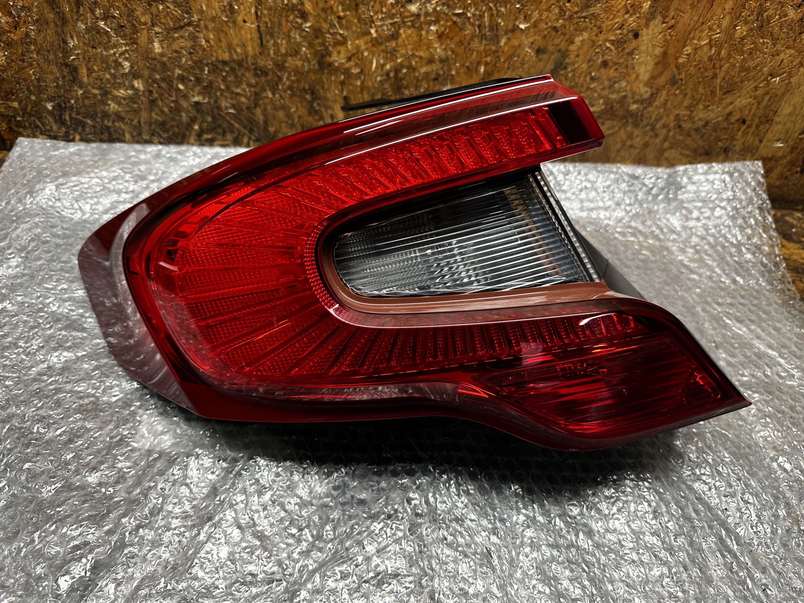 LAMPA LEWY TYŁ TIPO II SEDAN LED 521954580E