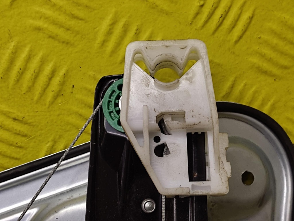 SKODA OCTAVIA II window regulator left front 5K0959793