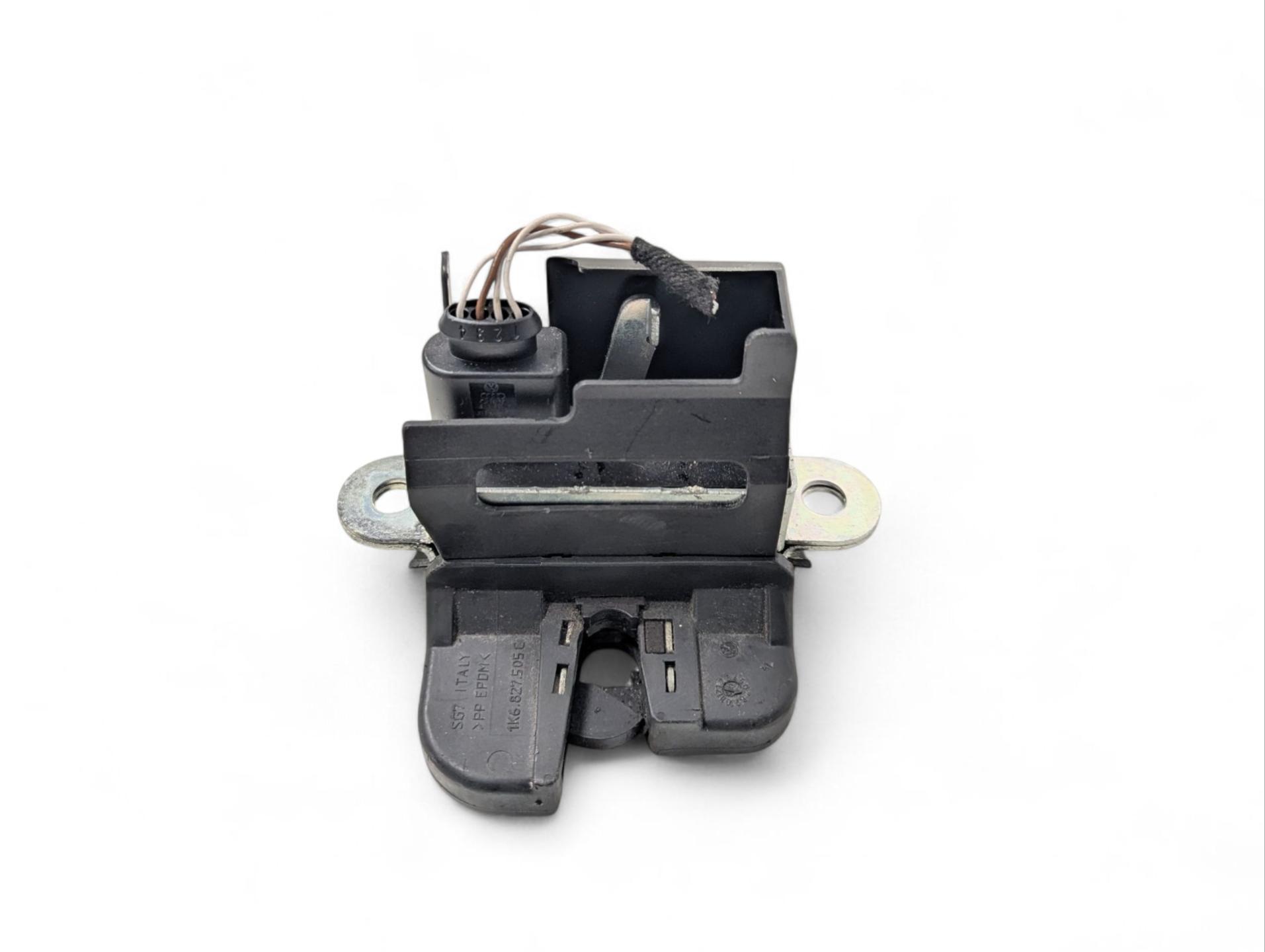 lock bonnet boot Volkswagen Golf 5 2008 3C9827645A