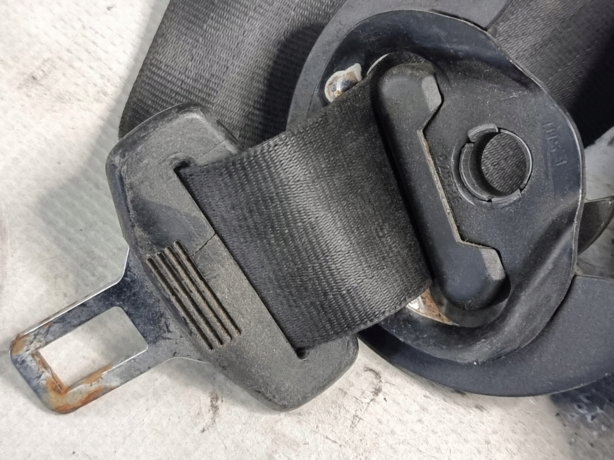 tension belt safety right front VW PASSAT B6 06r