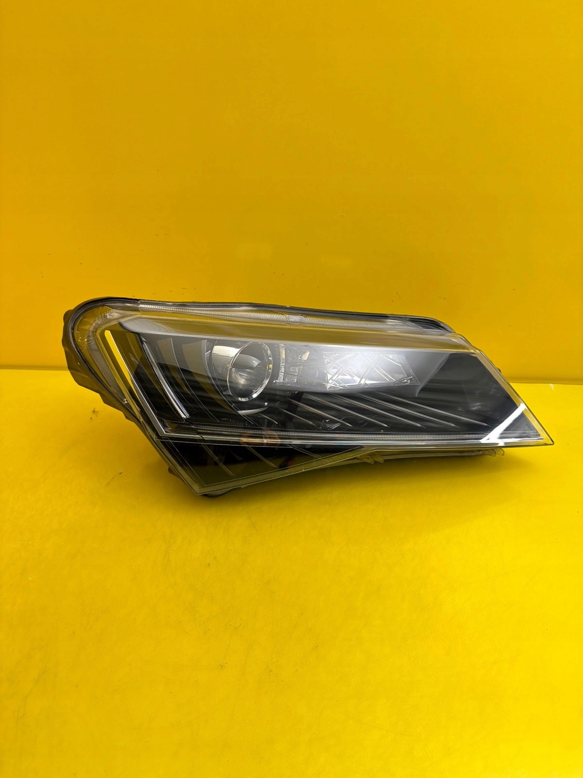 light right Skoda Superb III Bi-Xenon Led 3V1941016B