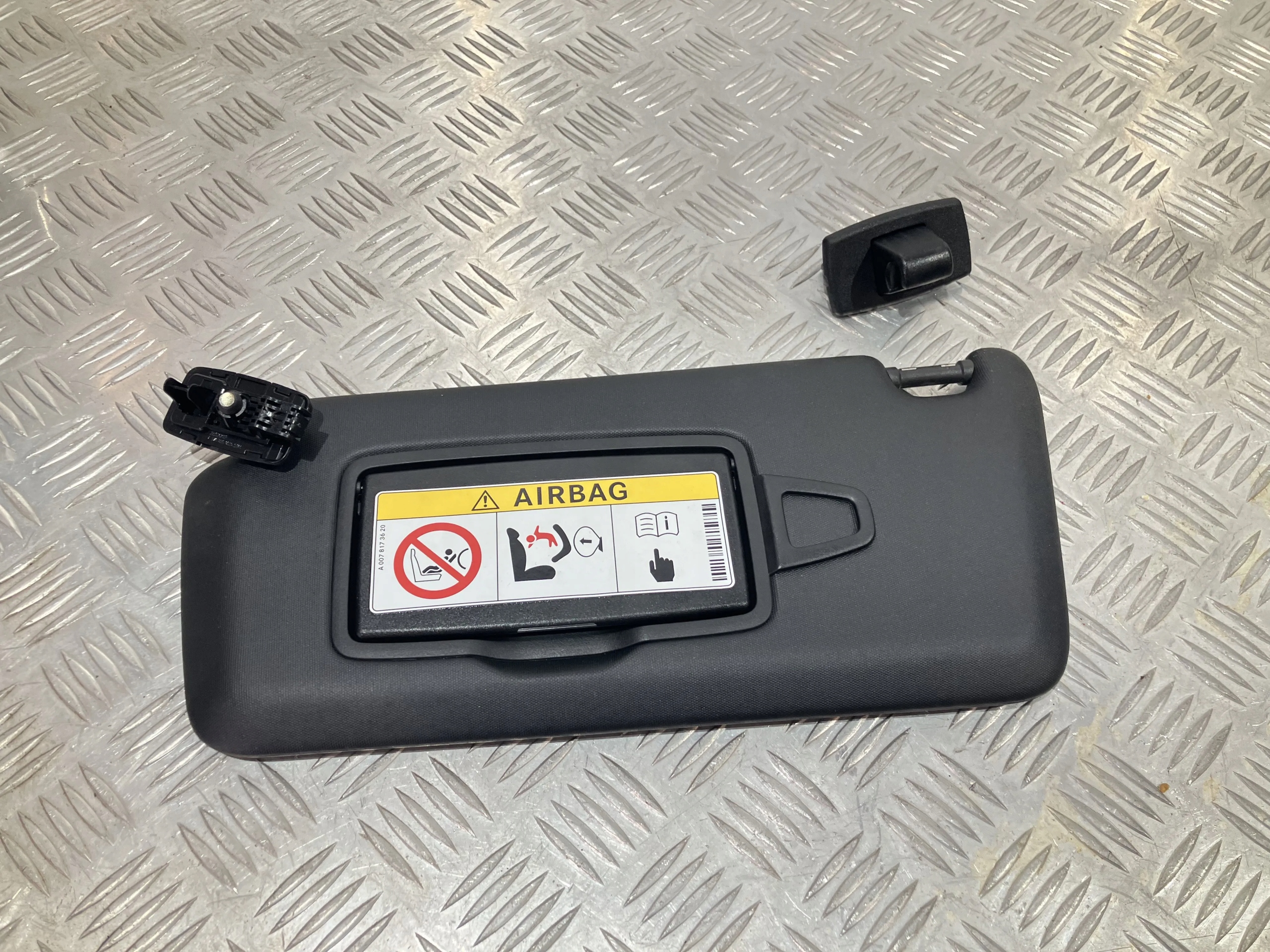 OSŁONA PRZECIWSŁONECZNA LEWA MERCEDES GLA X156