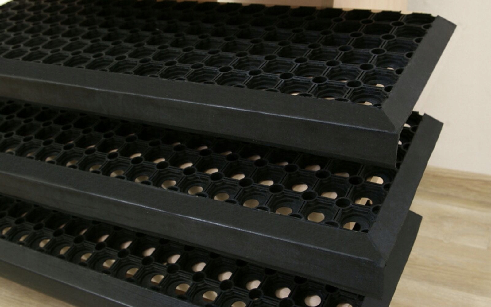 NAKŁADKI NA SCHODY AŻUROWE GUMOWE ZEWNĘTRZNE GUMY NA SCHODY Z RANTEM 80 cm Materiał guma