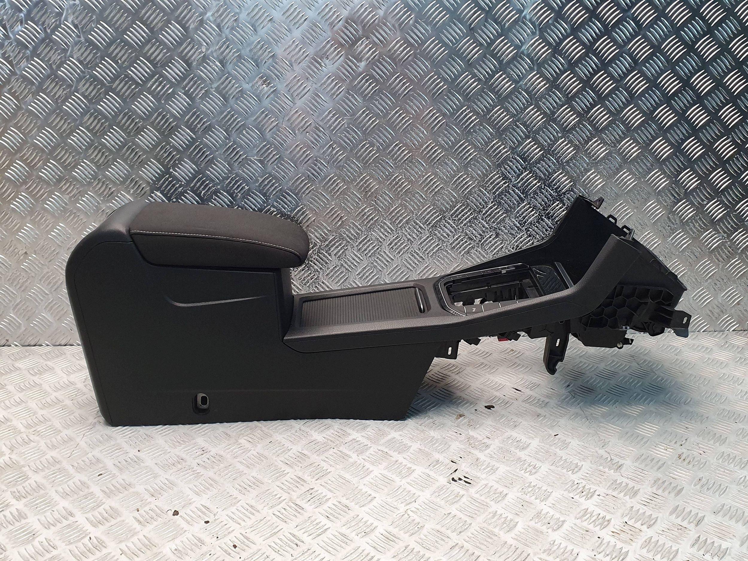 TUNEL armrest control panel 517863241B GOLF VII SPORTSVAN