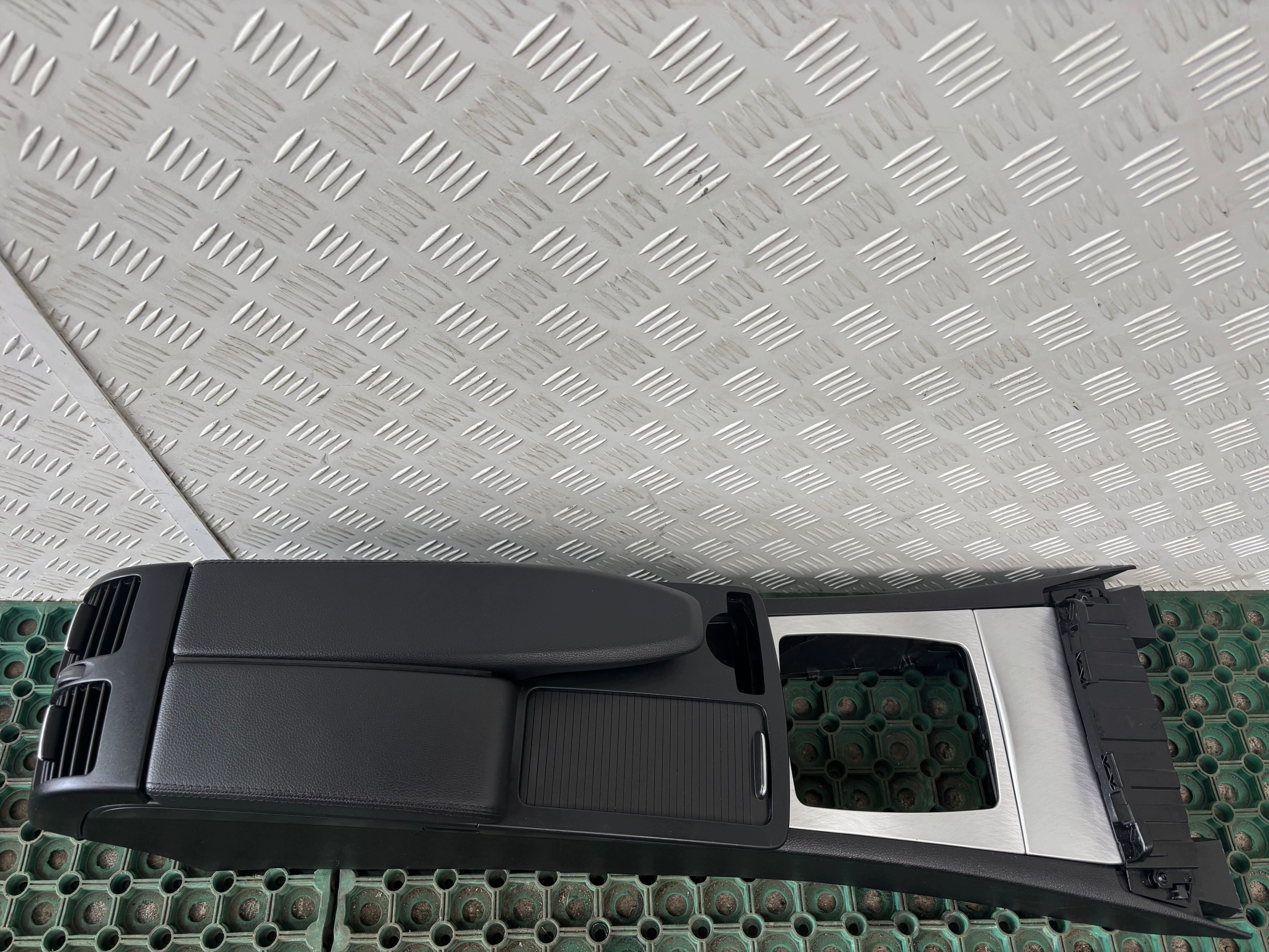 MERCEDES E-KLASA W207 TUNEL central armrest leather EUROPA OE