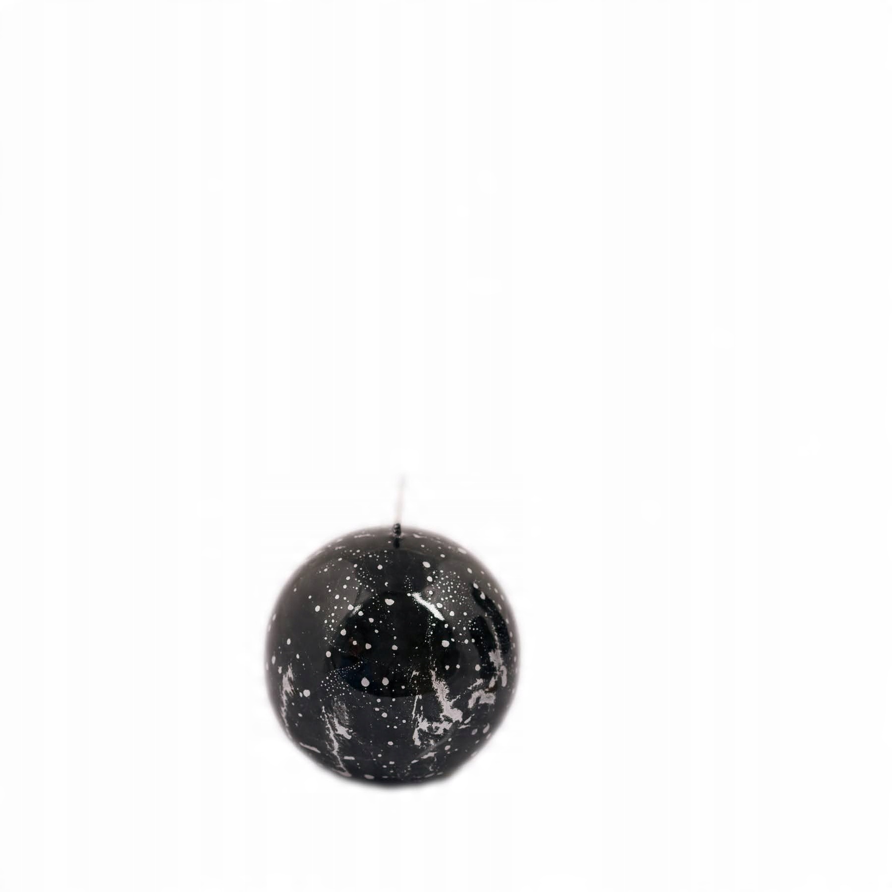 

Dekoracyjna świeca czarno-srebrna kula 6,5cm