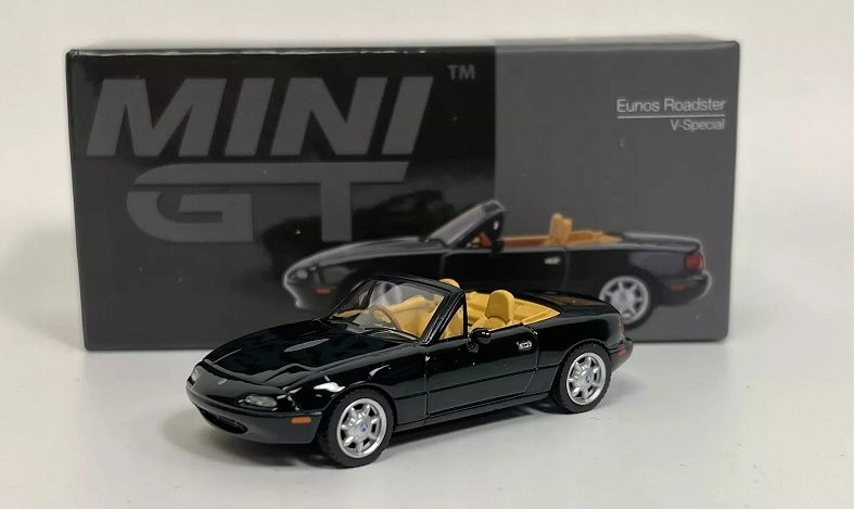 Mini GT 1:64 Mazda MX-5 Eunos Roadster V-Special LHD 1990 green