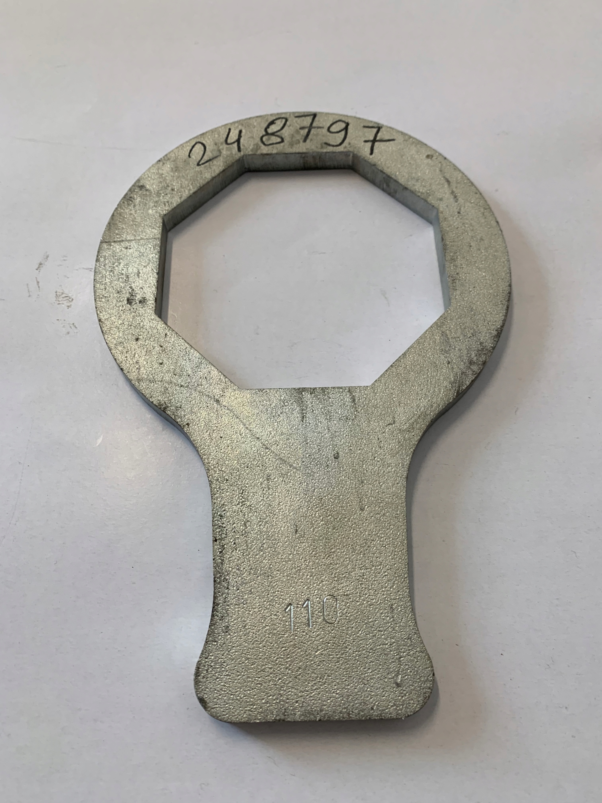 KLUCZ PŁASKI OCZKOWY DO KAPSLI KOŁPAKA 8-KĄTNY 110