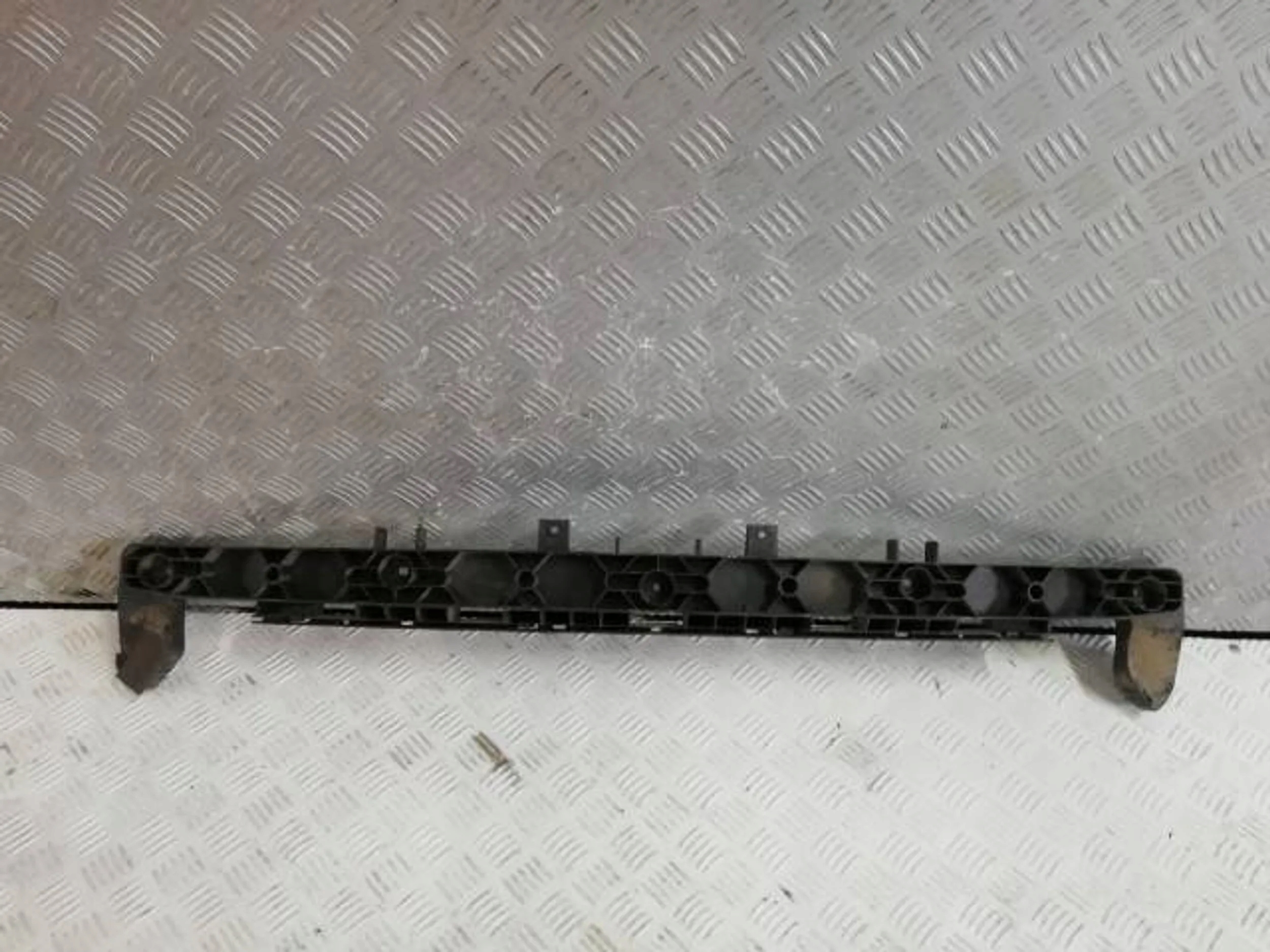 ALFA ROMEO MITO ŚLIZG ZDERZAKA ŚRODKOWY TYL