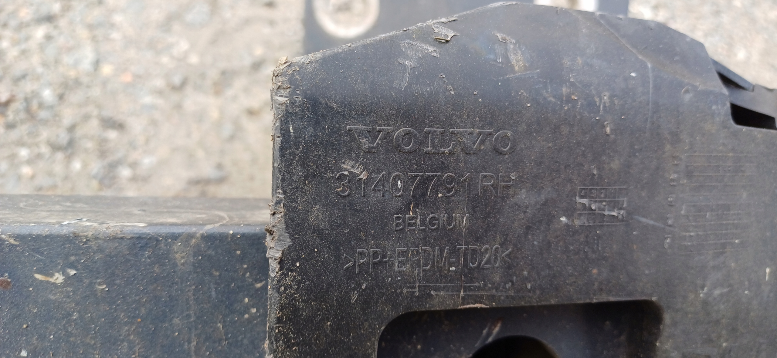 VOLVO XC90 ABSORBER sider below bumper rear part
