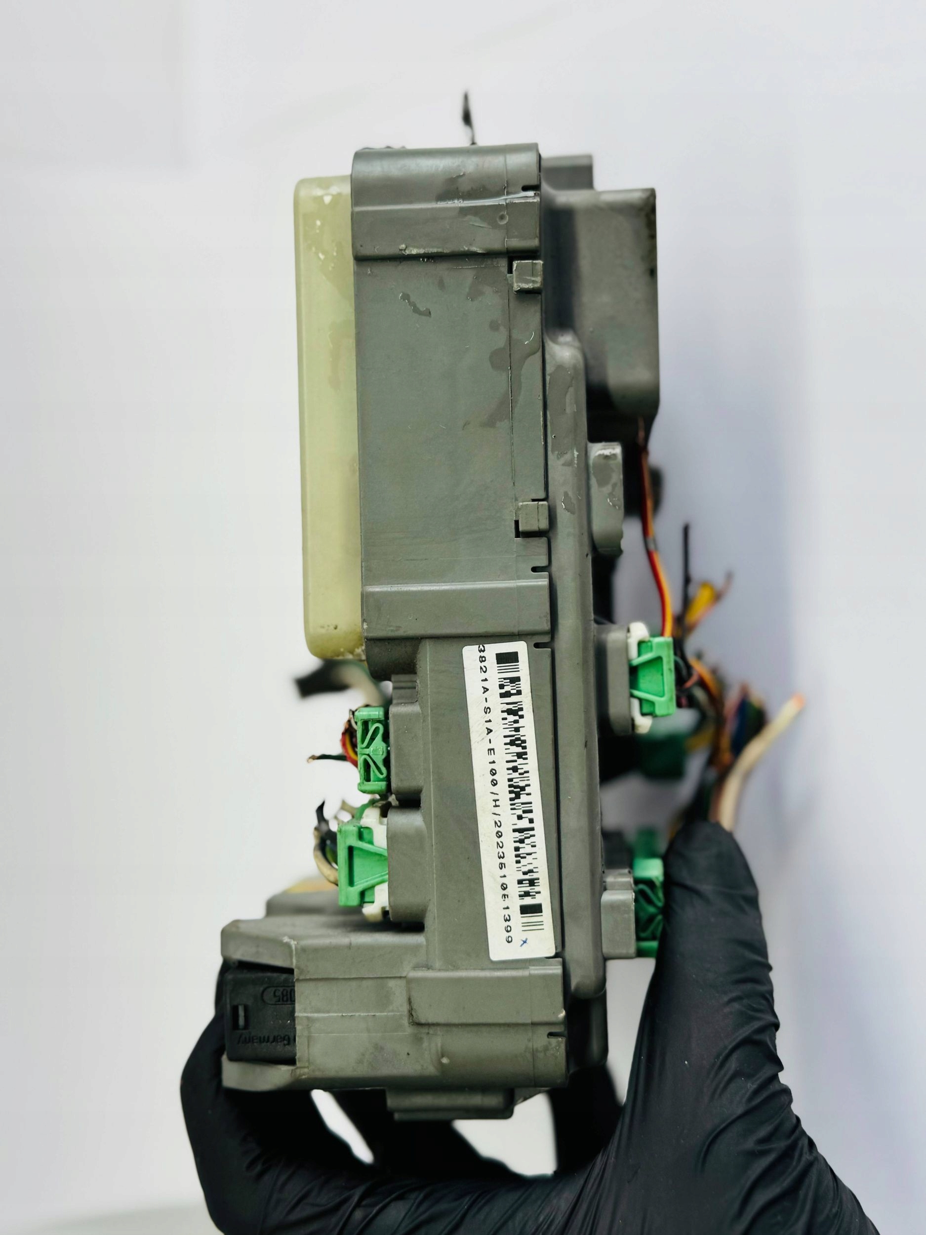 Honda Accord frame / module of fuses Y338850