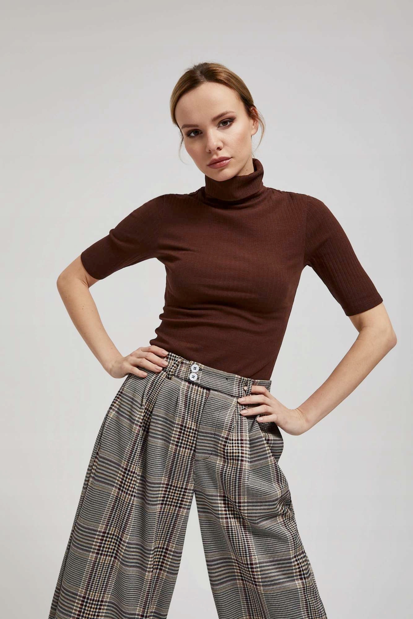 Prążkowana bluzka z golfem XL od MOODO