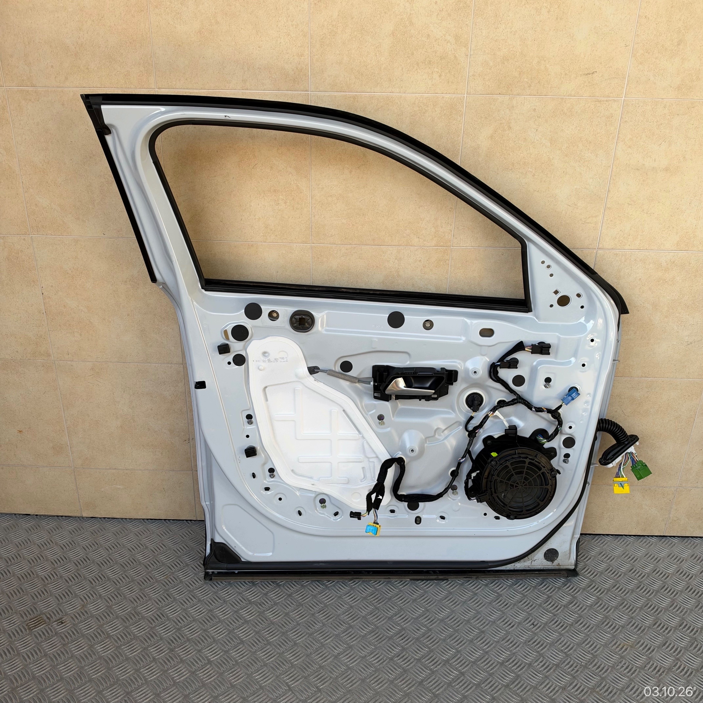 door front left PEUGEOT 2008 II LIFT 2024 year does not have windows