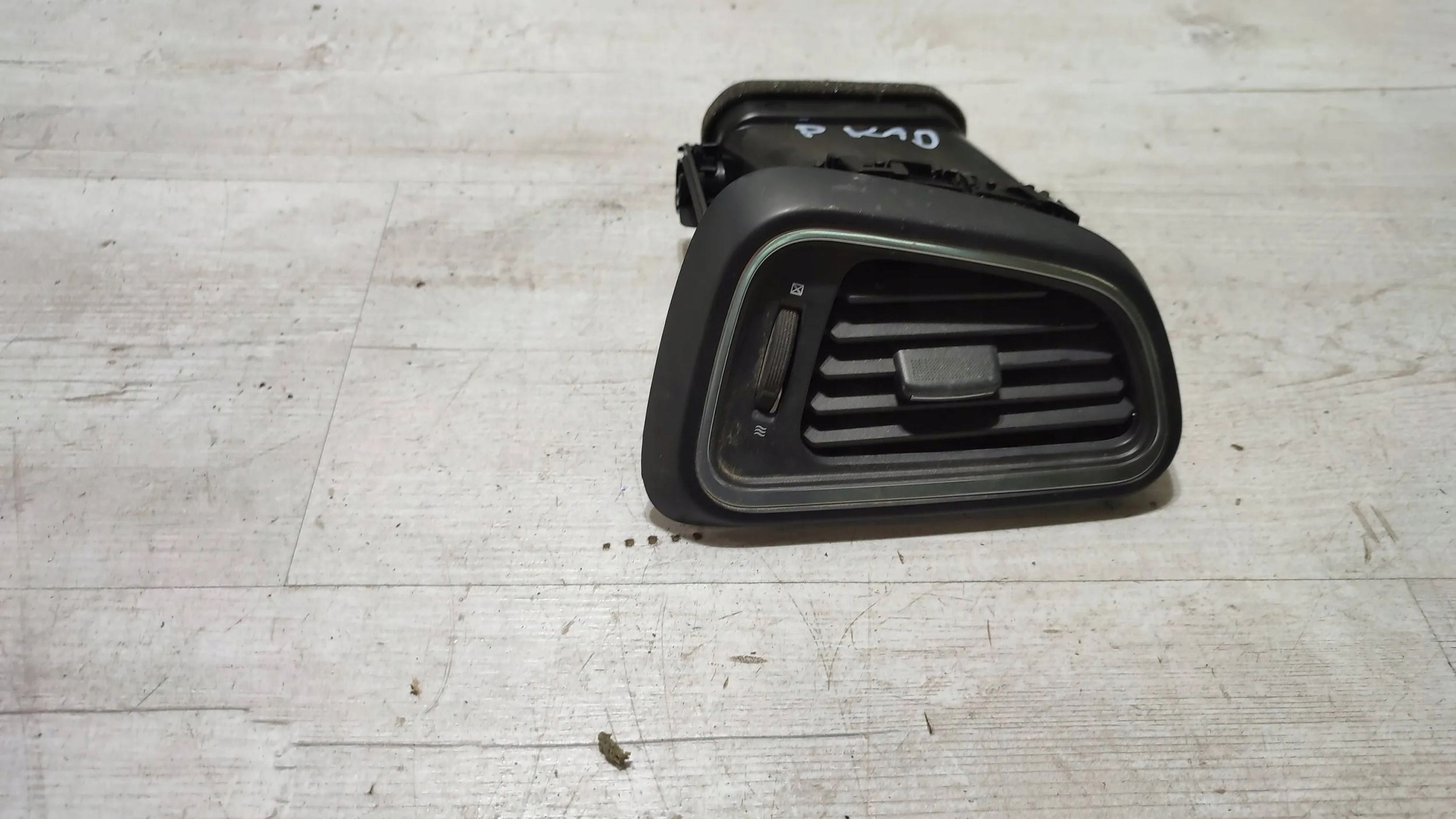 Renault Kadjar 17r 1.5dci front side right grid air conditioning devices