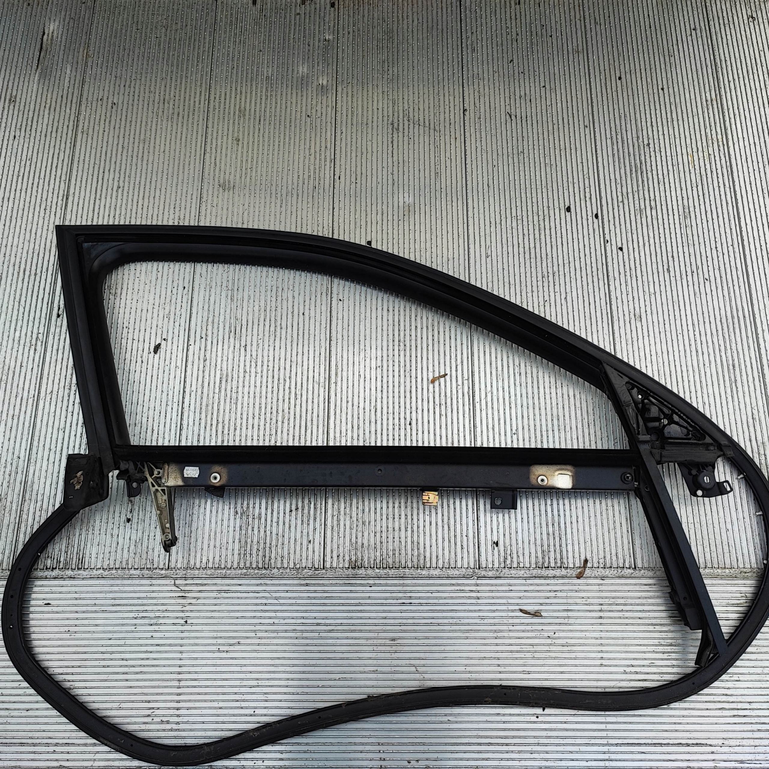 RAMKA USZCZELKA PRAWY PRZÓD AUDI A4 B6 SEDAN KOMBI