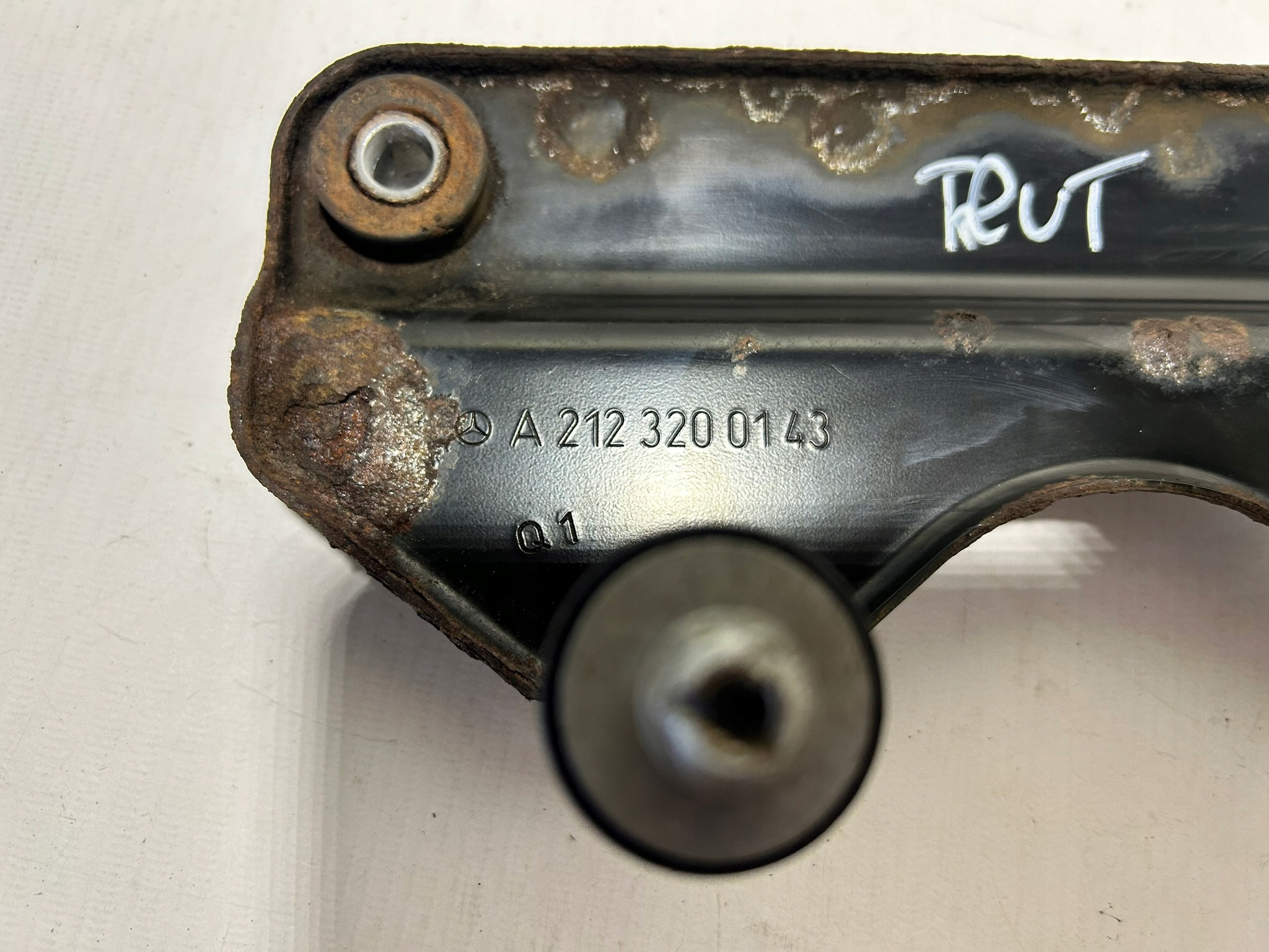 MERCEDES W212 bracket KOMPRESORA springing