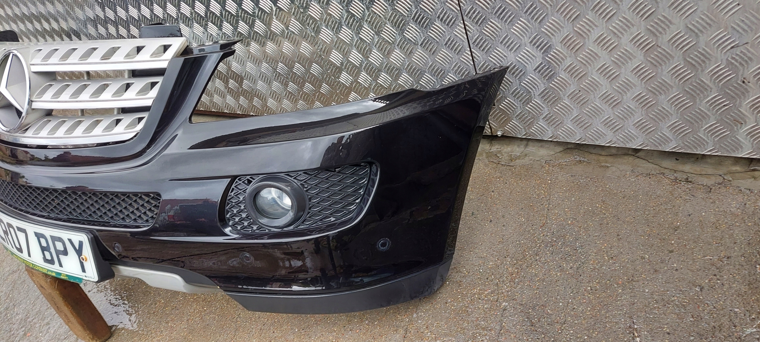 nárazník předek MERCEDES ML W164 LAK: 197