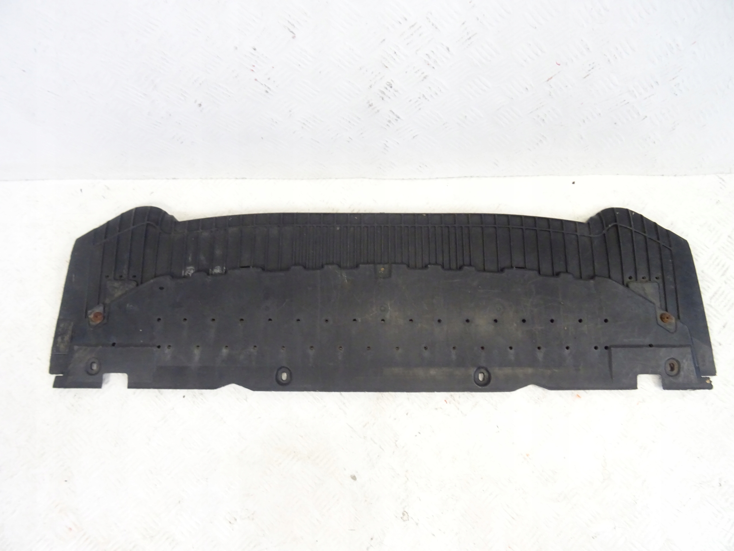 AUDI A4 B8 8K0 BODEN abdeckung Blende Abdeckung der Stoßstange